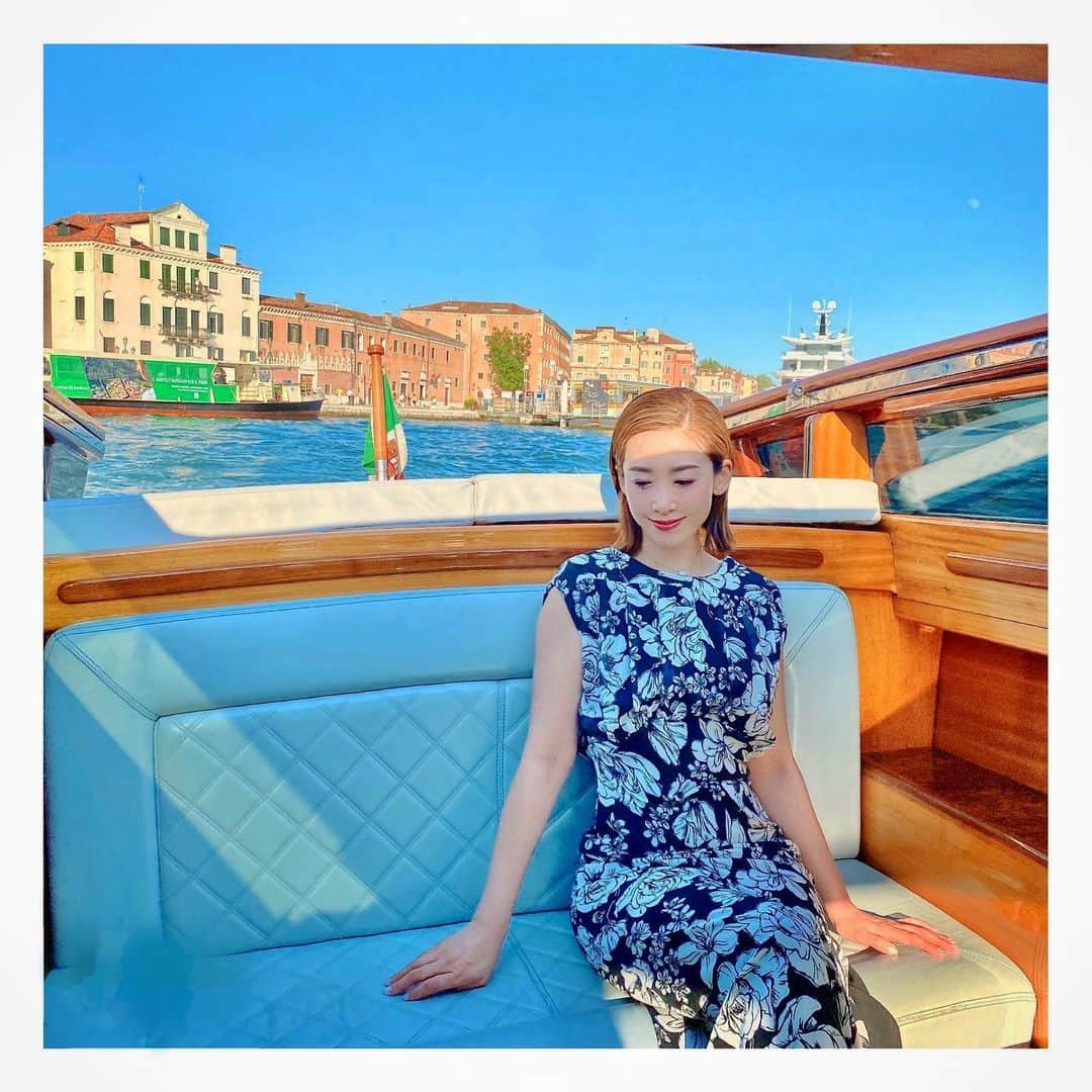 龍真咲のインスタグラム：「水の都#venice 🇮🇹 ずっと来たかったヴェネツィア✨ まず、想像以上の美しい街並みとロマンチックが溢れ出していて…。いるだけで想像妄想が広がる素敵な街です⤴︎ パーティーが行われた#teatrolafenice#フェニーチェ劇場 はヴェネツィアでは有名な歌劇場。フェニーチェというのは不死鳥という意味があるそう。数年前にあった火災を乗り越えたまさにその名の通り不死鳥のような劇場なのです‼︎ 昨年もタオルミーナの古代ギリシャ劇場でのパーティーに参加して思ったのですが歴史的な空間で行われるパーティーは心躍るものです。参加者が同じ夢を抱いてのパーティーは、国や年代を超えて興奮するもの❗️勿論、宝塚もその１つ‼️ 帰り道、#サンマルコ大聖堂 が湖上に浮かぶように🏰ヴェネツィアでは水上タクシーしかないので歩いて帰っていると嬉しいご褒美を見る事ができました‼︎  ため息橋も、陽の当たる時に見るのとはまた一味違いました。 昼と夜の顔を持つ景色たちは、その土地の財産ですね✨  今回はこのタイミングでのMonaco入りとなりました😊🇲🇨 梅雨のないヨーロッパではもう夏が始まっています🌞日焼けとコロナに注意して、過ごしたいと思います😊  #Monacolife #monaco」