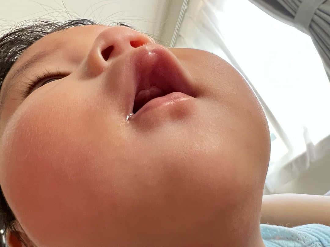 高橋麻美さんのインスタグラム写真 - (高橋麻美Instagram)「． ． 見上げる顔も好きよ。  #赤ちゃんがいる生活」6月15日 19時12分 - charmy421
