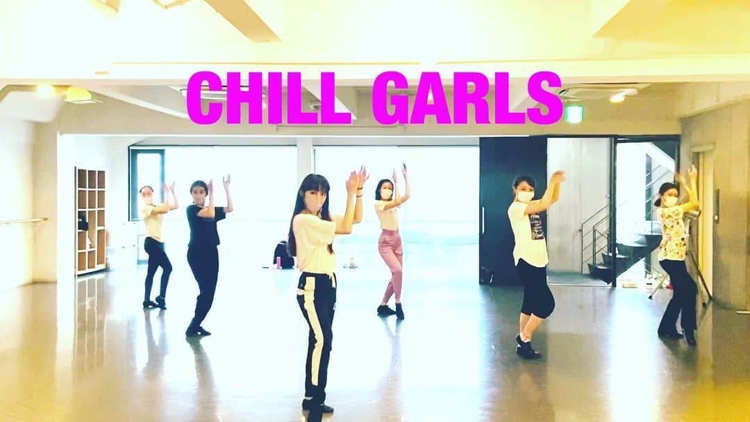 池田美千瑠のインスタグラム：「【CHILL GARLS】💖  ミュージカルな女子達。 とても歌が上手な『チルカンパニー』の可愛い教え子達💃  今後それぞれの活躍も楽しみに育成中！  マスクして指導ながらに踊る肺活量ったらつら…😑💦 （先生抜いてますが🙏）  【チルカンパニー】では舞台や、あらゆる現場を目指す方にバレエ、ダンス、トレーニング、身体作り、演技、発声など育成、また舞台やミュージカル、CM、MV等、あらゆる現場にて勉強させています❣️🙋‍♀️  池田美千瑠の【チルアウト】【チルヨガ】【チルトレ】【チルバレエ】【チルダンス】【チルカンパニー】【CHILL BOYs】とりあえず #チルってる 😊  言いたいだけw  振付　池田美千瑠🙋‍♀️  #jazzdance  #ダンサー #振付  #musical  #ミュージカル #ダンスクラス  #女優 #ダンス動画  #ミュージカルダンス  #ミュージカルオーディション  #振付師 #舞台 #ミュージカル  #oreskaband  #コンテンポラリーダンス  #トレーニング #バレエ #役者 #チルボーイ #舞台俳優 #身体作り  #テーマパークダンス #オーディション対策  #劇団四季  #cm  #chill #oreskaband  #チルカンパニー  #池田美千瑠」