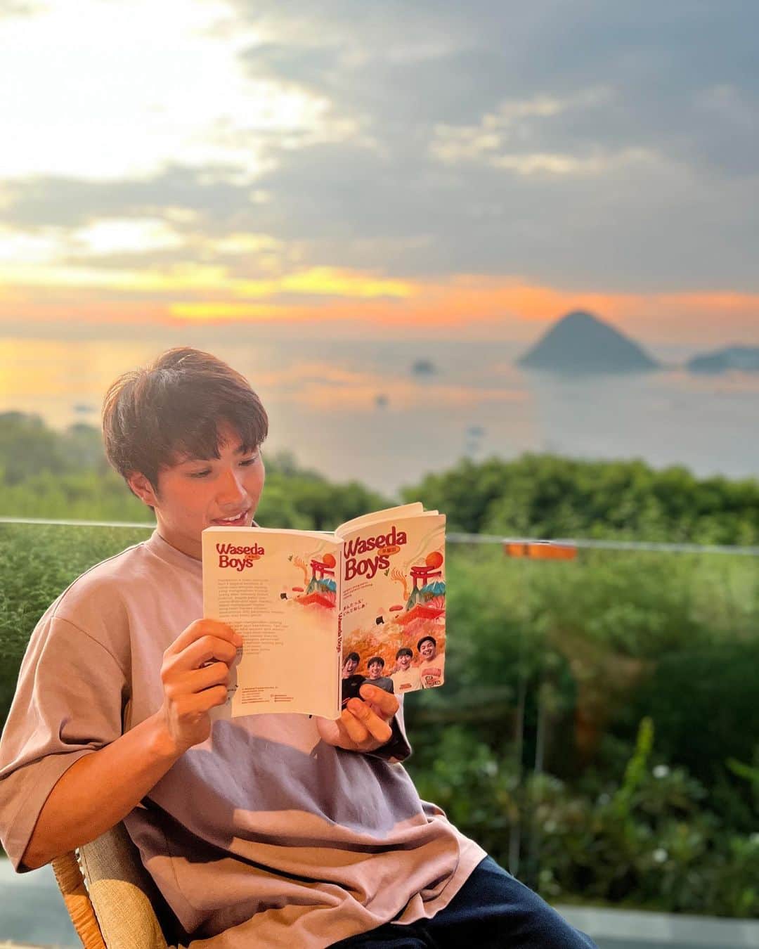 大塚稜馬のインスタグラム：「Finally my account has over a million followers👏👏👏👏 Thanks to all of you 🥰🥰🥰🥰. Now that I've reached my goal on Instagram, I'm gonna work on Tiktok next💃😎 I'm looking for content you'd like to see me do on Tiktok in the comments section✏️  ようやく100万人だーーー！ この前知ったんだけど、同じ年に生まれた人(出生数)ってどの年も100万人少し超えるくらいらしいね、、、 て考えるとすごい数に思えてきた🥸 #wasedaboys #otsuka  #bukuwasedaboys  #1milion  #indonesia」