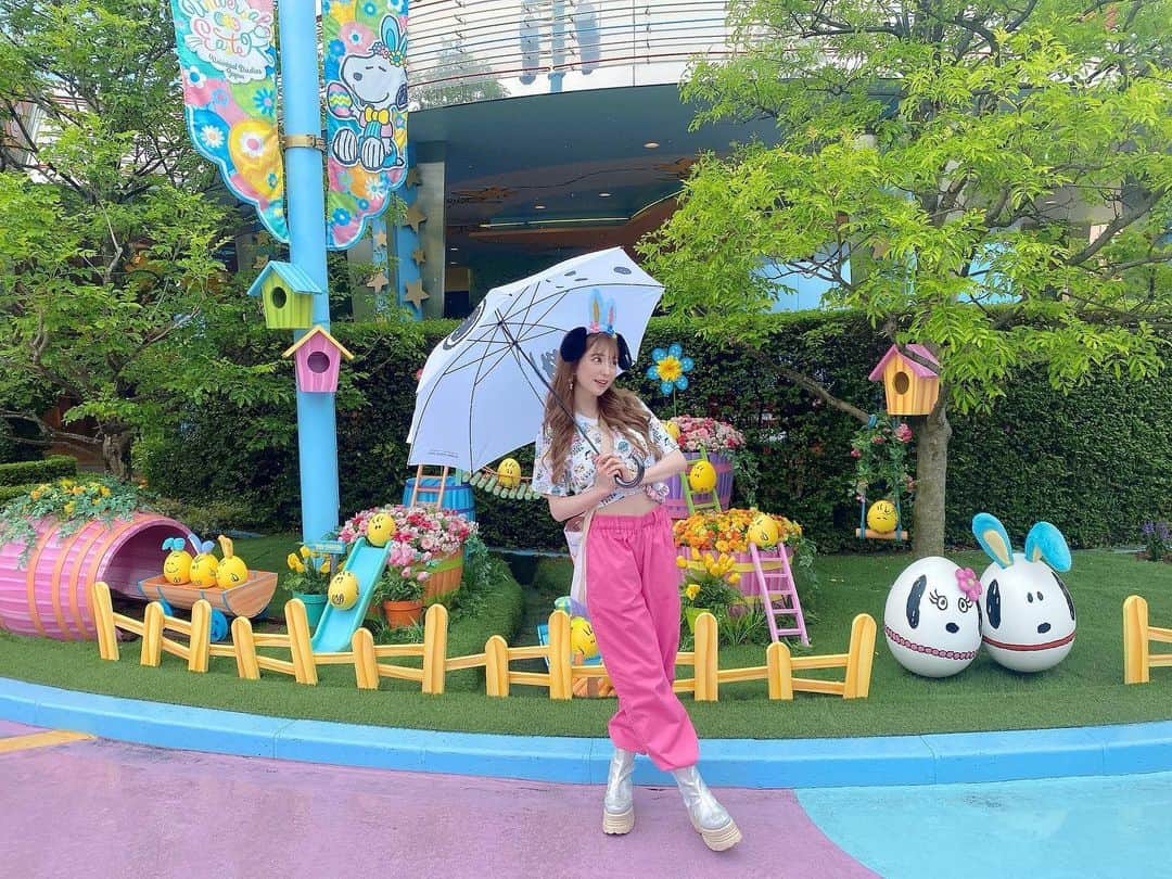 堀尾実咲のインスタグラム：「ユニバコーデはこんな感じでした🥜  Tシャツ バッグ カチューシャ 傘 アクセサリー は現地調達❤️  bottoms ▷ @wego_official  shoes ▷ @yosuke_usa   #universalstudiosjapan #usj #snoopy #usjコーデ #usj写真スポット #usjphoto #ユニバ #ユニバコーデ #ユニバカチューシャ #スヌーピー #スヌーピーコーデ #スヌーピー好き #大阪旅行」