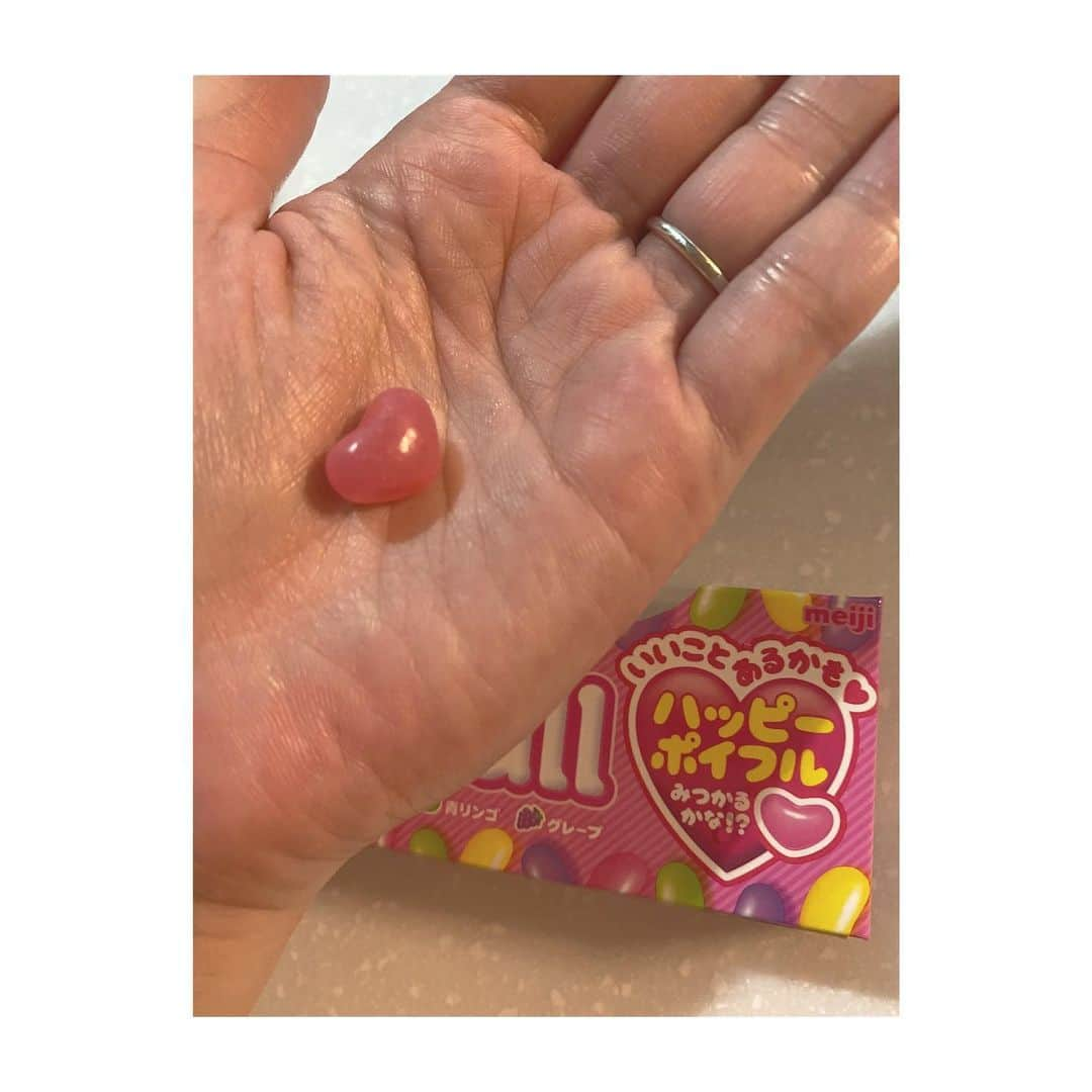 室谷香菜子さんのインスタグラム写真 - (室谷香菜子Instagram)「息子が プレゼントしてくれました♡  #お菓子 #グミ #いいことあるかも #ハート #3歳男の子 #小さな彼氏 #ポイフル」6月15日 20時23分 - hbc_muroyakanako