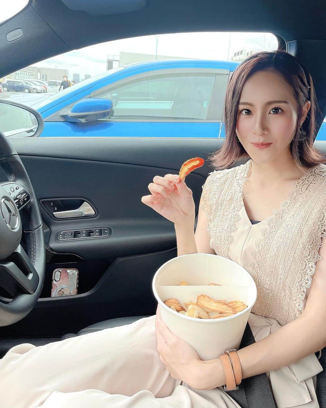 今西由記（ゆきぴ）のインスタグラム：「先週コストコで爆買い&爆食い🐷💣  ほんと1日3食ポテトで生きてける🍟٩( ᐛ )و🍟  母にずっと買いや〜！言われてたコーヒーマシンもようやく買えてよかた✌️🥰☕︎  #ポテトフライ  #大好物  #コストコ購入品  #コストコ #コストコ大好き  #コストコ飯  #costco  #ベンツ #mercedesbenz」