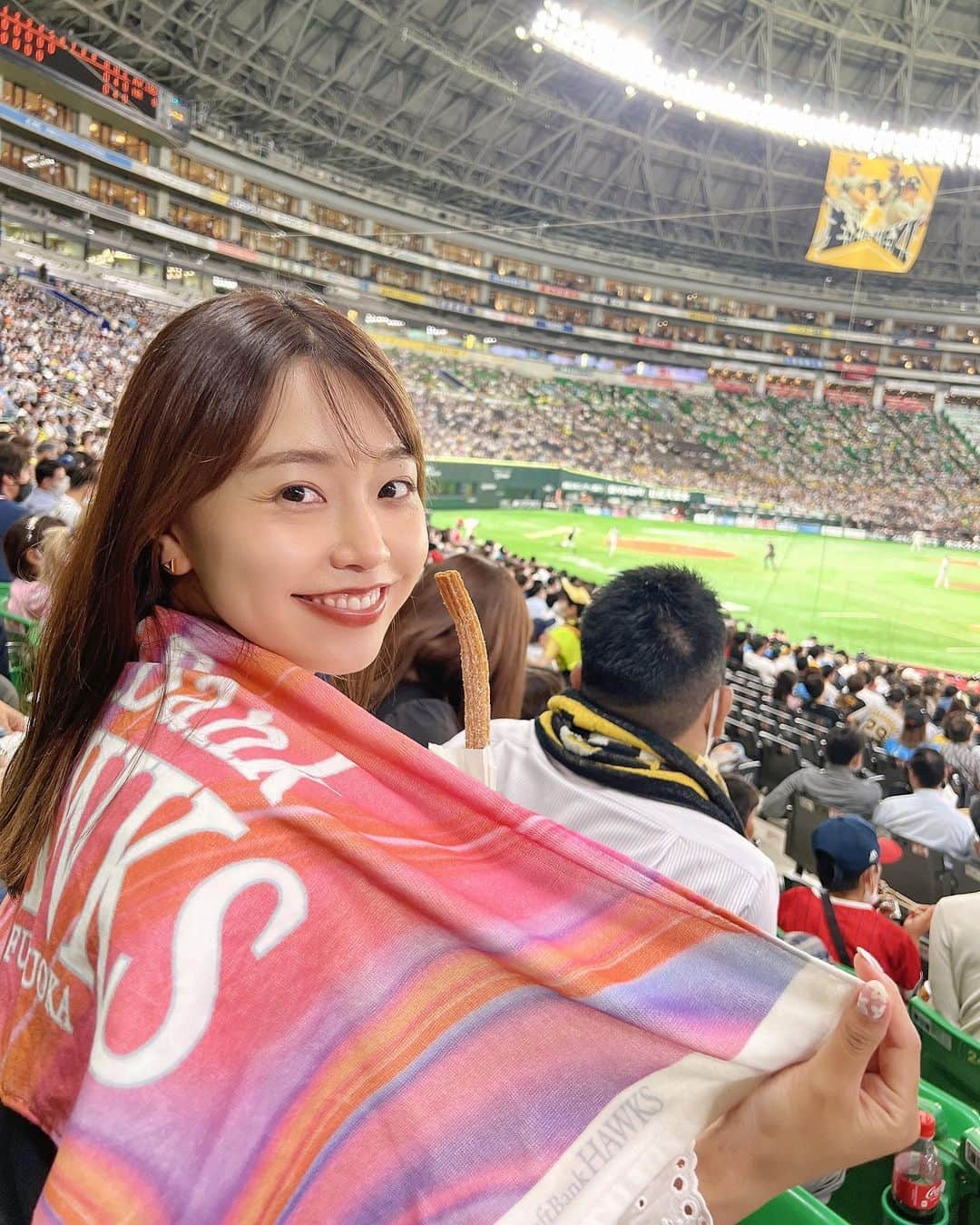 萩原菜乃花のインスタグラム：「初めての野球観戦⚾️💛 ソフトバンクvs阪神の試合を見に行ったよ！  すごく雰囲気も良くて盛り上がっていて楽しかった〜😆⭐️ もっと野球詳しくなりたい！ また行きたい〜♡  #こんな曲がってるチュロス初めて#野球#野球観戦#ソフトバンクホークス#阪神タイガース#セパ交流戦#スポーツ観戦#野球女子#鷹ガール#ゴルフ#ゴルフ女子#福岡#ペイペイドーム#福岡出張#福岡旅行#プロ野球」