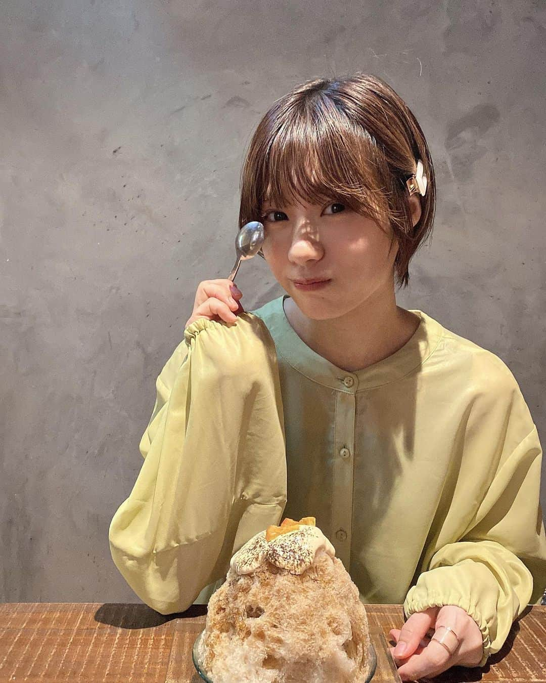 深川舞子さんのインスタグラム写真 - (深川舞子Instagram)「かき氷の季節🍧 ガリガリよりフワフワなかき氷派笑 ずっと行ってみたかった所に行ってきました！ 直前までお餅を絶対焼くと 意気込んでいたのに暑さに負けて かき氷にしちゃった😂 友達が餅頼んでたし一石二鳥ということで笑  全然関係ない話だけど次の髪色を 夏だし前みたいに明るめの髪色にするか今の色が好評だからまた同じ色にするか迷い、、、🤔 （皆から褒められたらそれをずっとする単純人間） イベントの時髪色も楽しみにしててね😊  #箱崎カフェ  #鳩太郎商店  #かき氷」6月15日 20時38分 - f.maiko_0705