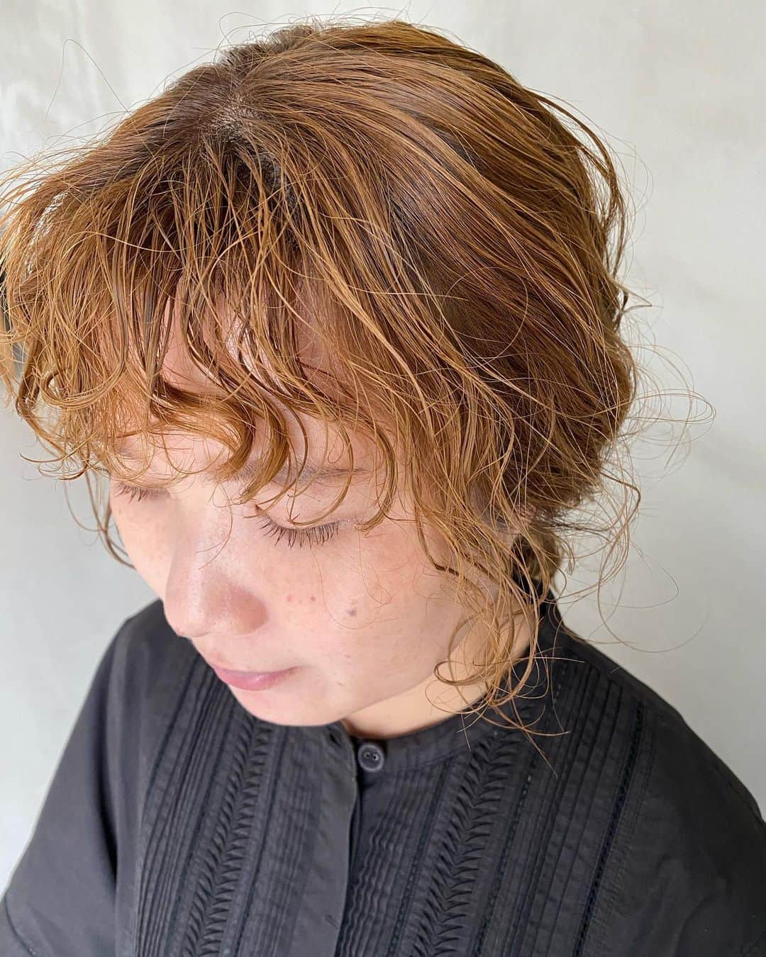 谷本将太 のインスタグラム：「ブリーチ履歴のある妻にパーマを施術しました😊 ・ 一昔前まではブリーチ履歴のある方にパーマなんて考えれなかったですが、今は科学が発展して、かけれる様になたよ☺️ ・ スタイリングは、濡らしてオイルを付けて、ジェルを付ける！ ・ おろしてもまとめてもどっちもかわいいです♪ 顔まわりなども巻かなくて大丈夫です♪ ・ 今のところ、メニューには無いのですが、プレミアムパーマとしてメニュー化します♪ ・ #酸性パーマ　#ブリーチパーマ　#大阪美容室　#吹田美容室 #パーマスタイル」