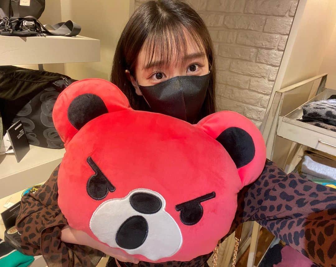 藤岡舞衣のインスタグラム：「♔.ﾟ ⁡ #hystericglamour のくまさんクッション!! 🐻♡ とっても可愛いので一緒に写真撮りました💖 ⁡ #藤岡舞衣#model#08#jc3#hys #くまさん#クッション#ヒステリックグラマー」