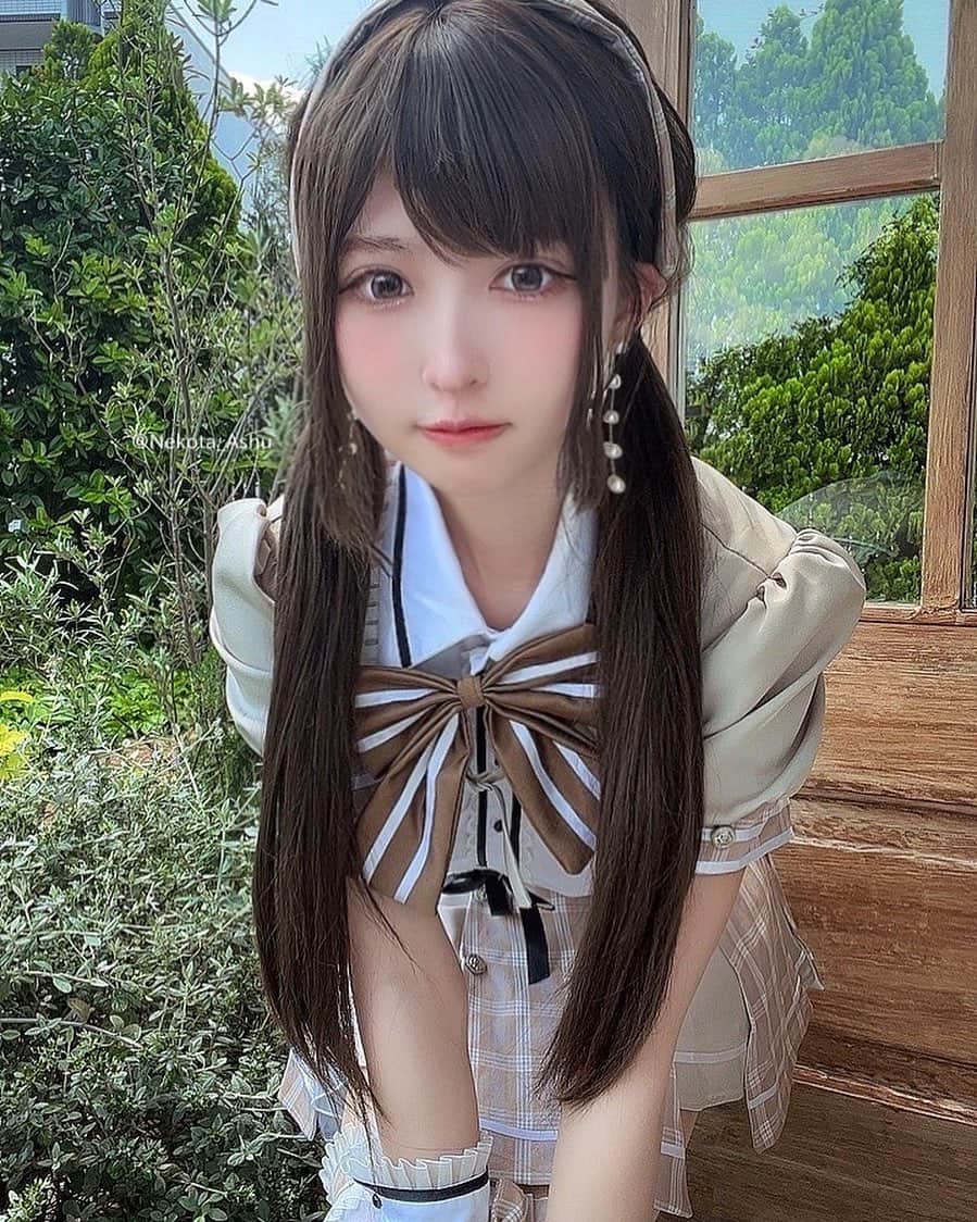猫田あしゅのインスタグラム：「IDOL♡ . @malymoon1991 . Malymoonさんの新作 アイドル風制服コス🤎 パワーショルダーになってるトップスと 切れ込みのチェックスカートがかわいい♡ カラー展開豊富なので併せて着てもgood◎  . #cosplay #idol #cosplayer #cosplaygirl #cosplayphoto #kawaii #ribbon #cute #photography #selfie #コスプレ #コスプレイヤー #コスプレ女子  #アイドル #accessory #hairstyle #fashion #アクセサリー #撮影 #ファッション #コスプレイヤー自画撮り部 #自撮り #角色扮演 #コスプレ撮影 #オリジナルコスプレ #アイドル衣装  #malymoon  #マリームーン  #make #cosme」