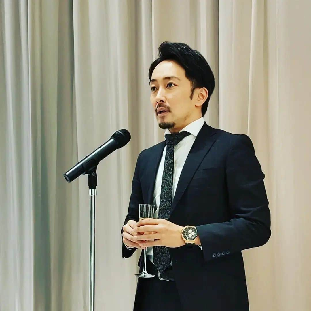 田村一将さんのインスタグラム写真 - (田村一将Instagram)「先日、スタッフの結婚式に参加してきました😀初の代表としての乾杯の挨拶は緊張がすごく顔がガチガチ😅  コロナでなかなか結婚式に参加することがなかったここ数年だけど、すごく素敵な結婚式で楽しかったー🫰  #結婚式 #乾杯の挨拶 #経営者 #社長 #wedding #緊張 #happywedding」6月15日 23時04分 - tam211