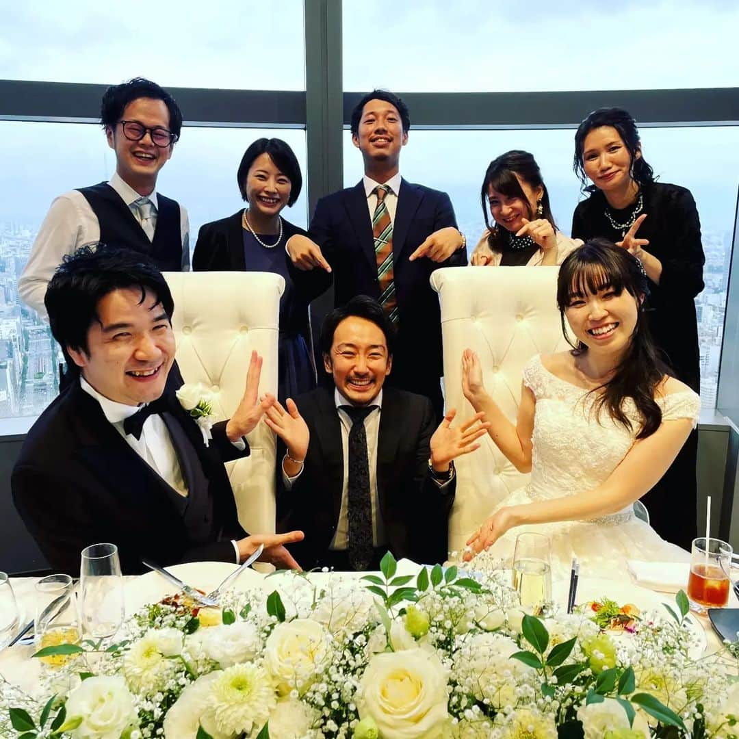 田村一将さんのインスタグラム写真 - (田村一将Instagram)「先日、スタッフの結婚式に参加してきました😀初の代表としての乾杯の挨拶は緊張がすごく顔がガチガチ😅  コロナでなかなか結婚式に参加することがなかったここ数年だけど、すごく素敵な結婚式で楽しかったー🫰  #結婚式 #乾杯の挨拶 #経営者 #社長 #wedding #緊張 #happywedding」6月15日 23時04分 - tam211