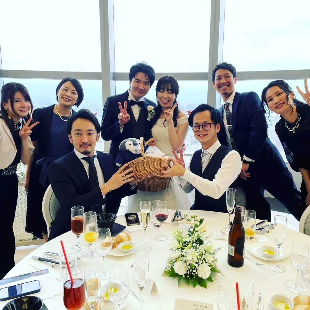 田村一将のインスタグラム：「先日、スタッフの結婚式に参加してきました😀初の代表としての乾杯の挨拶は緊張がすごく顔がガチガチ😅  コロナでなかなか結婚式に参加することがなかったここ数年だけど、すごく素敵な結婚式で楽しかったー🫰  #結婚式 #乾杯の挨拶 #経営者 #社長 #wedding #緊張 #happywedding」