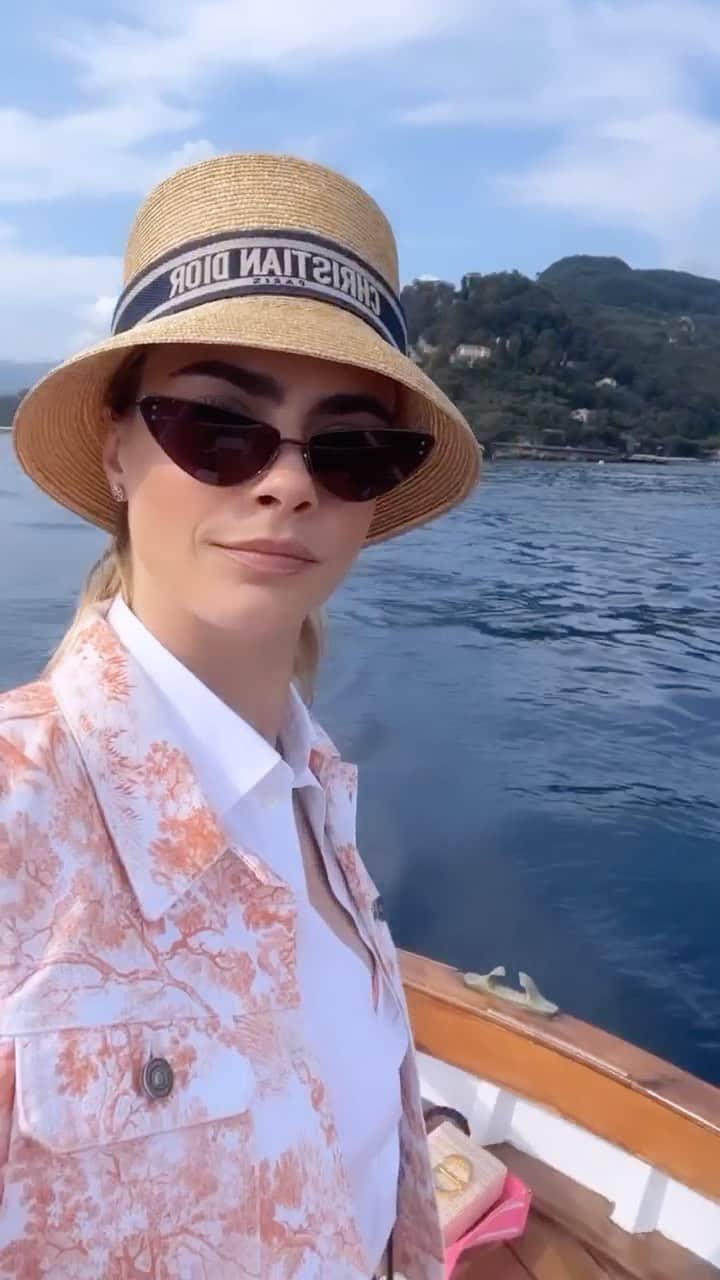 カーラ・デルヴィーニュのインスタグラム：「I’m the captain now 🇮🇹」