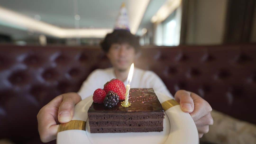 山本大希のインスタグラム：「15/JUN is my 35th birthday.I received birthday cake by hotel staff with birthday song.Thank you so much!  #birthday #birthdaycake #surprise #birthdaypresent #35thbirthday #35th #誕生日 #誕生日ケーキ #サプライズ #アラフォー #アラフォーの仲間入り」