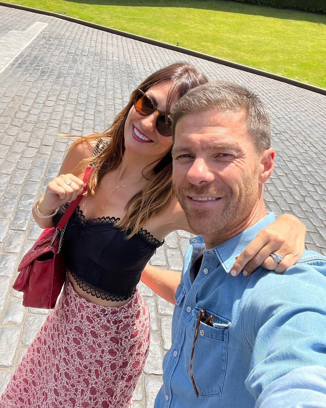 シャビ・アロンソのインスタグラム：「Nos quedan mucho planes como hoy.  Zorionak amore!! MZ😘❤️」