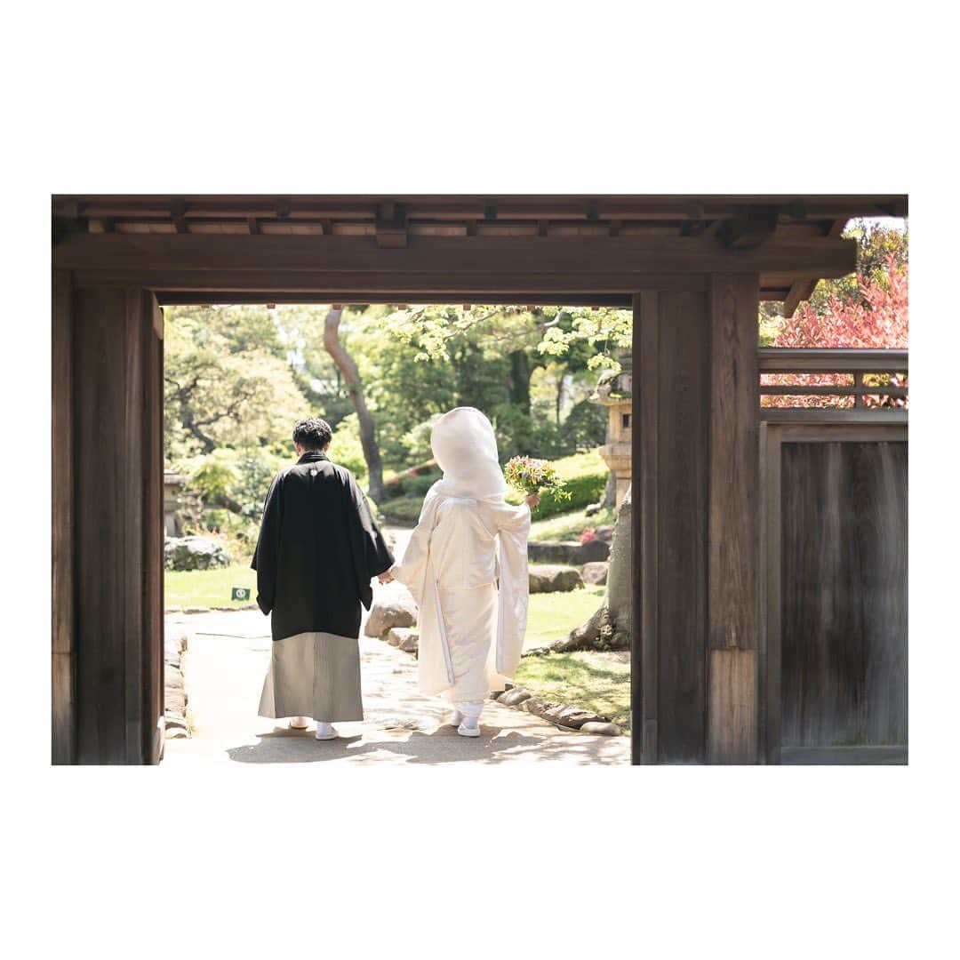 大友敏美さんのインスタグラム写真 - (大友敏美Instagram)「やっとデータもらった☺️🌸   お天気に恵まれた日でいい写真撮れてよかった💗 にこぱち🫶🏻 ドレスも早く着たいなあ🫣←欲   ブーケは大切な時にいつもお願いしてる @shichigatsukadan 望月さんありがとうございました！✨💐 白無垢に色いっぱいのブーケ、長年の夢が叶いました🕊🍀   #ウェディングフォト」6月15日 23時47分 - 1043me