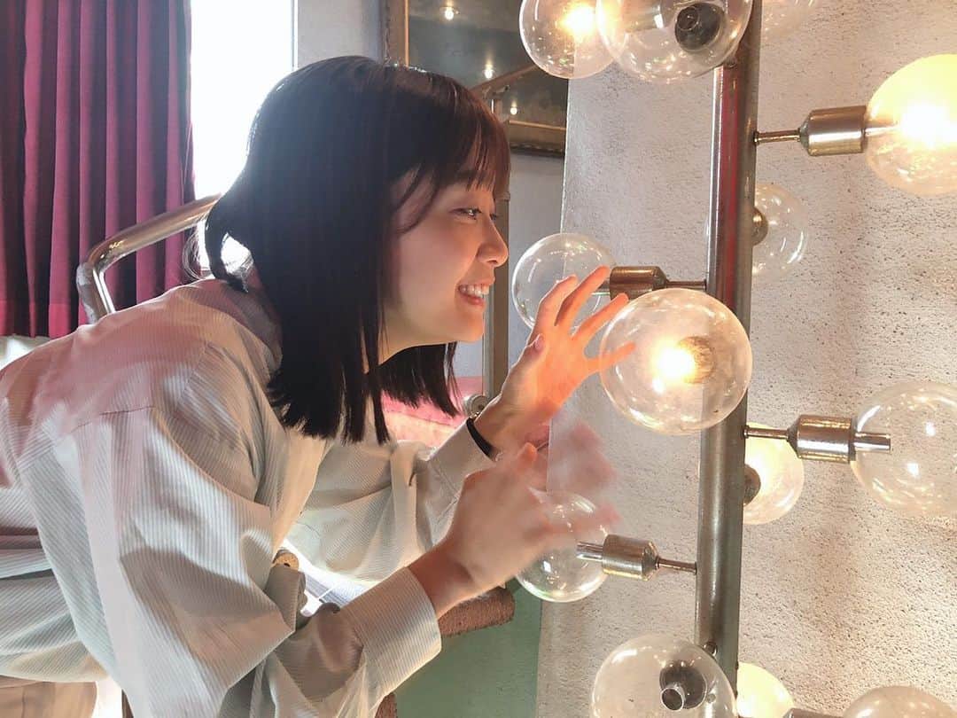 深川麻衣 のインスタグラム：「ピカーン💡 特捜9、今夜もありがとうございました。 早いもので、いよいよ来週で最終回です！ 1話から本当にあっという間に感じて、寂しい…😢 ぜひ来週も見届けていただけたら嬉しいです✨ #特捜9」