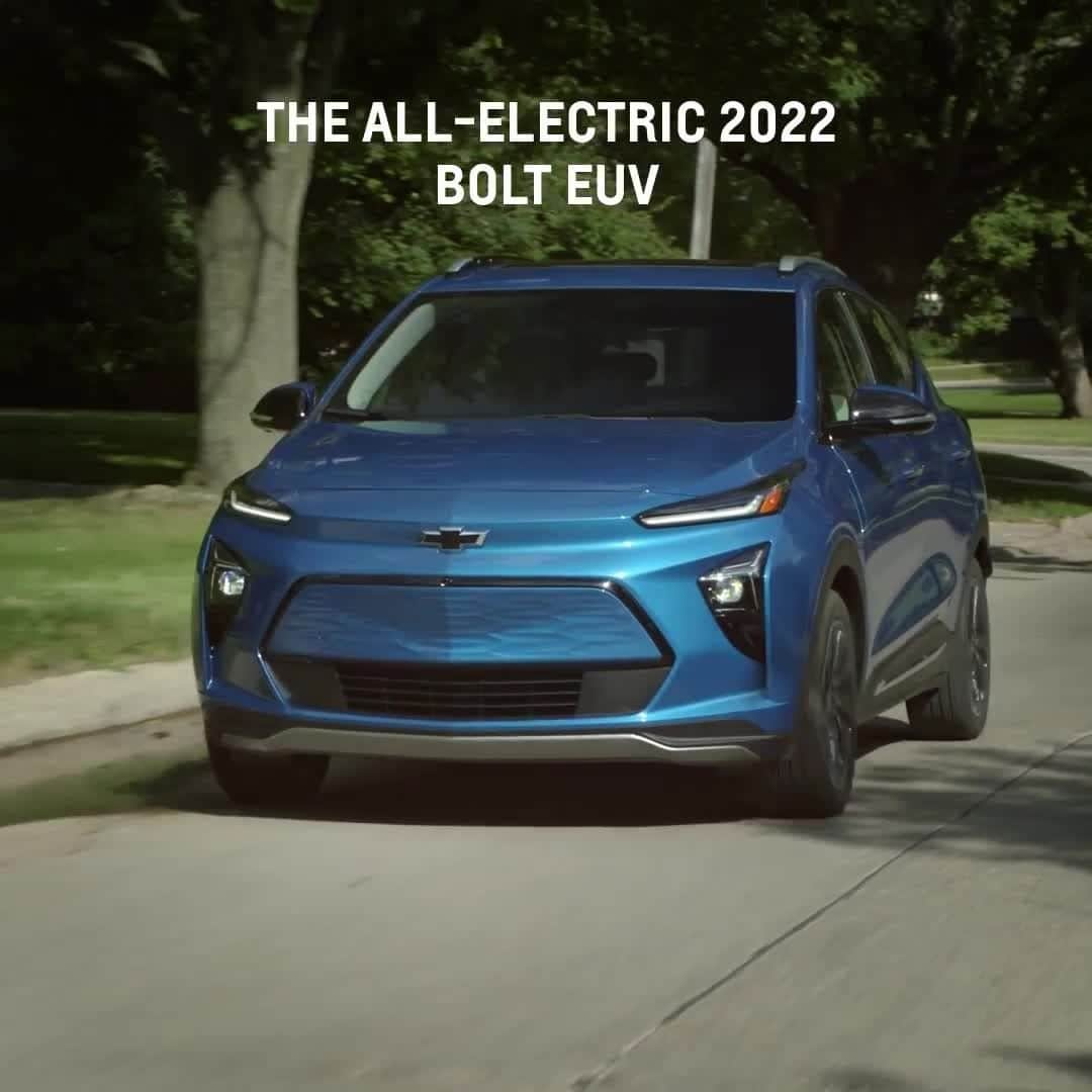 シボレーのインスタグラム：「Need a jump start on your day? The #Chevy #BoltEUV helps you easily charge at home.」