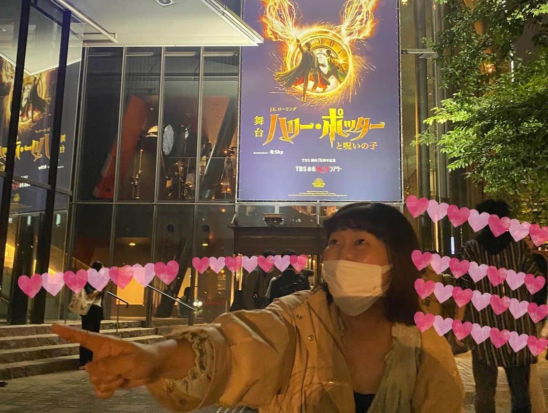 のインスタグラム：「舞台「ハリーポッターと呪いの子」 最終リハーサルを 観劇させていただきました。  観劇で感激っ！！🌟🌟🌟  「ひゃ！！わぁ〜 なんてこった！！」　  「え？え？どうなってるの？」 の連続です！！  今回の 舞台「ハリーポッターと呪いの子」  舞台の為に書かれたオリジナルストーリーです。  舞台は、映画「ハリーポッターと死の秘宝」でのヴォルデモートとの死闘から19年後。  魔法省の魔法執行部の部長になったハリーポッターとホグワーツ魔法魔術学校への入学を控える 息子アルバスの 冒険と成長と 愛の物語🧡  大きな舞台での まるでアトラクションに乗ってるかのような演出！ たくさんの魔法に 不思議な仕掛け！！ ドキドキしたり、悲しくなったり、ワクワクしたり、 ほっこりしたり！ 何より物語に感動しました。🧡 舞台ならではの迫力と会場の一体感！！ 観終わった後おしゃべりしたくなる舞台でもあります。 「あれってどうなってたのかなぁ。」とか「すごかったねぇ。」って。  #舞台ハリポタ  #呪いの子  #ハリポタはホリプロで #ロングラン公演 #赤坂ACTシアター  写真一枚目二枚目  終演後、あまりに楽しかったので ずっと魔法を掛けてました。🪄🪄🌟 ハリーポッターの虜です。 ハリーの魔法に掛っちゃいました🌟😊🧡」