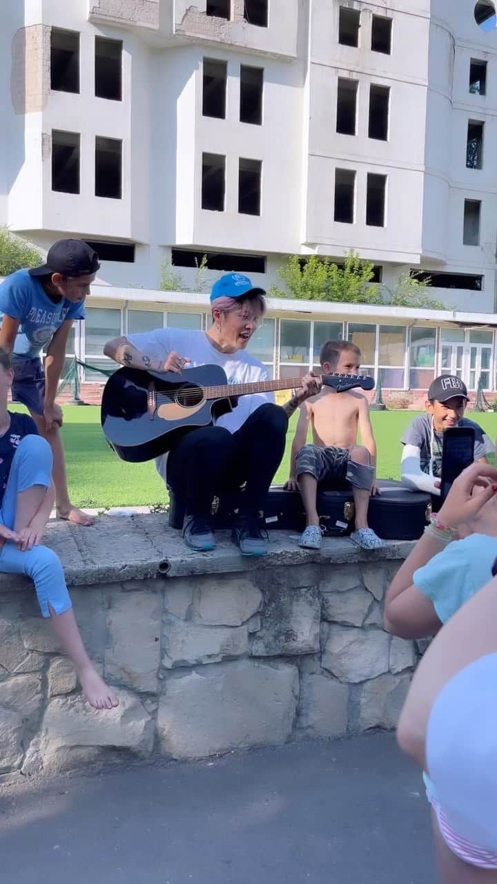 雅-MIYAVI-のインスタグラム：「Made a new song “Nya nya nya Moldova”  新曲作りました。  🤘🏻」