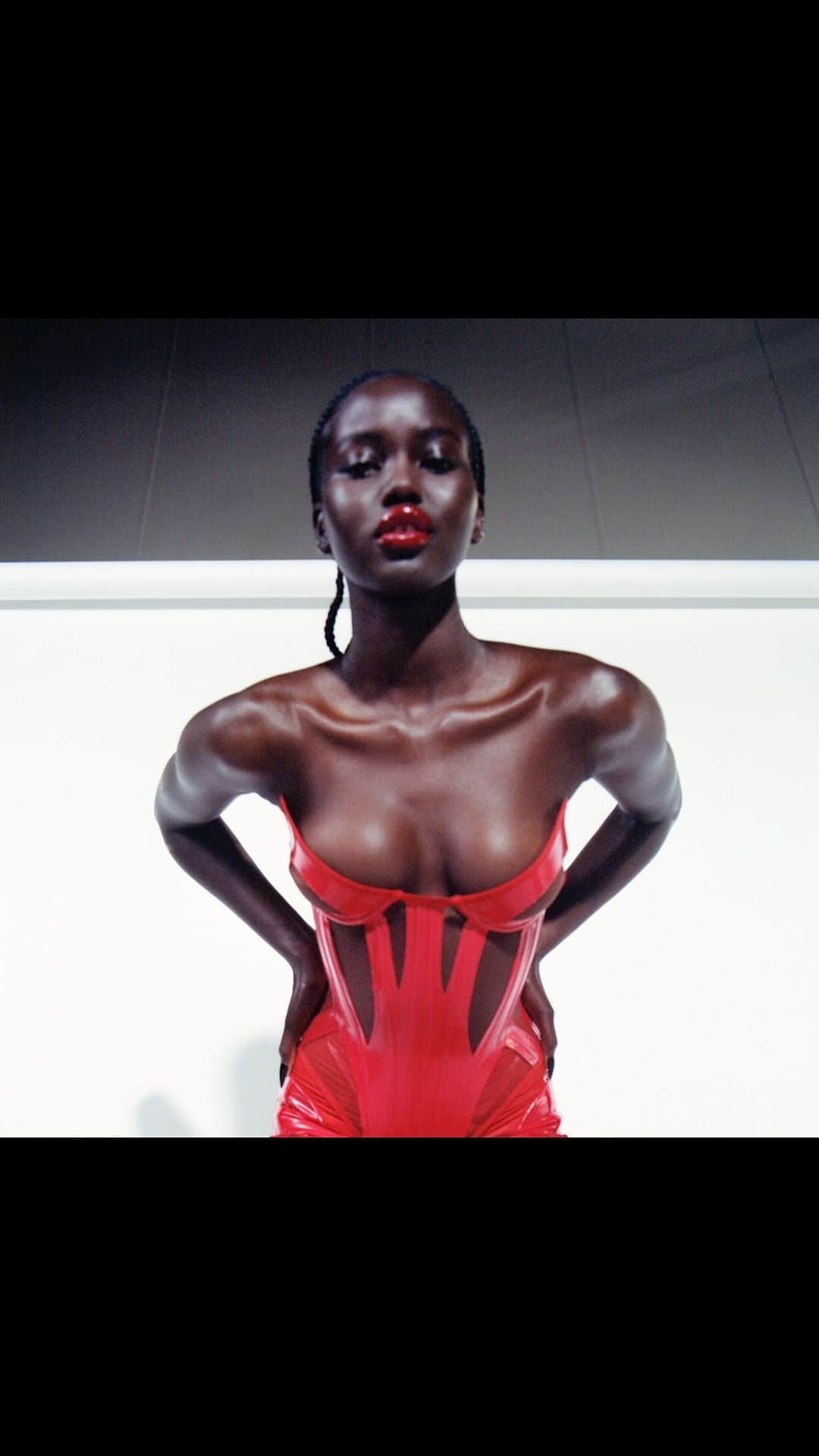 のインスタグラム：「@adutakech for @muglerofficial Spring Summer 2022 by @cadwallader directed by @torso.solutions. Available now online and in stores, link in bio. - Creative director @cadwallader Film directors @torso.solutions Stylist @haleywollens Casting @julialangecasting @mmaerzinger Music director @biggayidiotdj  Choreographer @supa_blackgirl Make-up @daniel_s_makeup Hair @olivierschawalder Nail @sylviemacmillan.nails Set design @liam.mooore Production @division.global Director of photography @stuart_winecoff 1st director assistant @garrett.ives Editors @willhtown @avennui Post production @nightshiftparis - Featured music @eartheater  Cover picture @1engua  - #mugler」