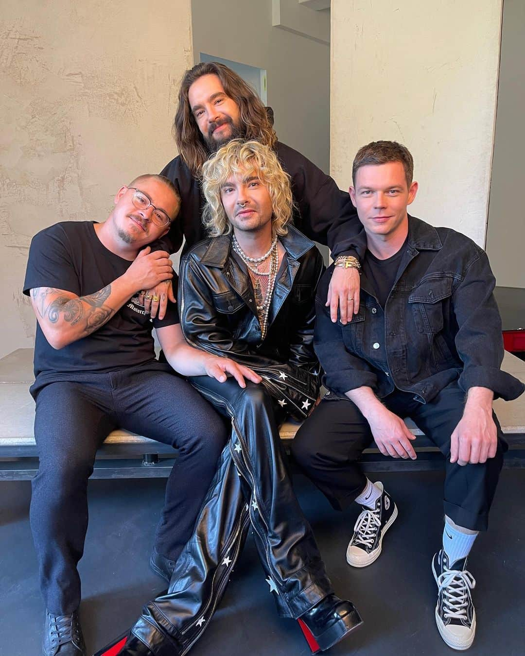 ゲオルク・リスティングのインスタグラム：「With my favorite boys ❤️❤️❤️ Album shoot done✔️ @tokiohotel」