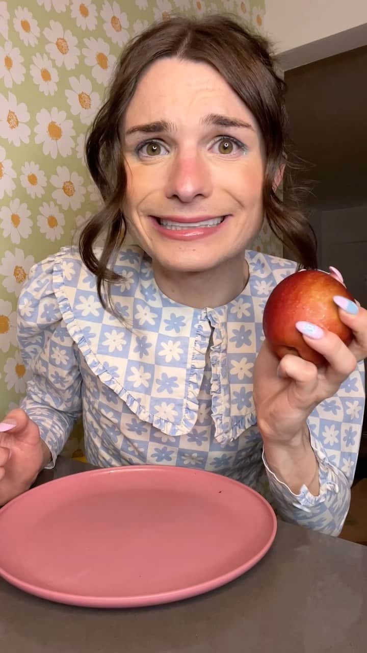 DYLAN MULVANEYのインスタグラム：「Day 96- fruity girl #trans」