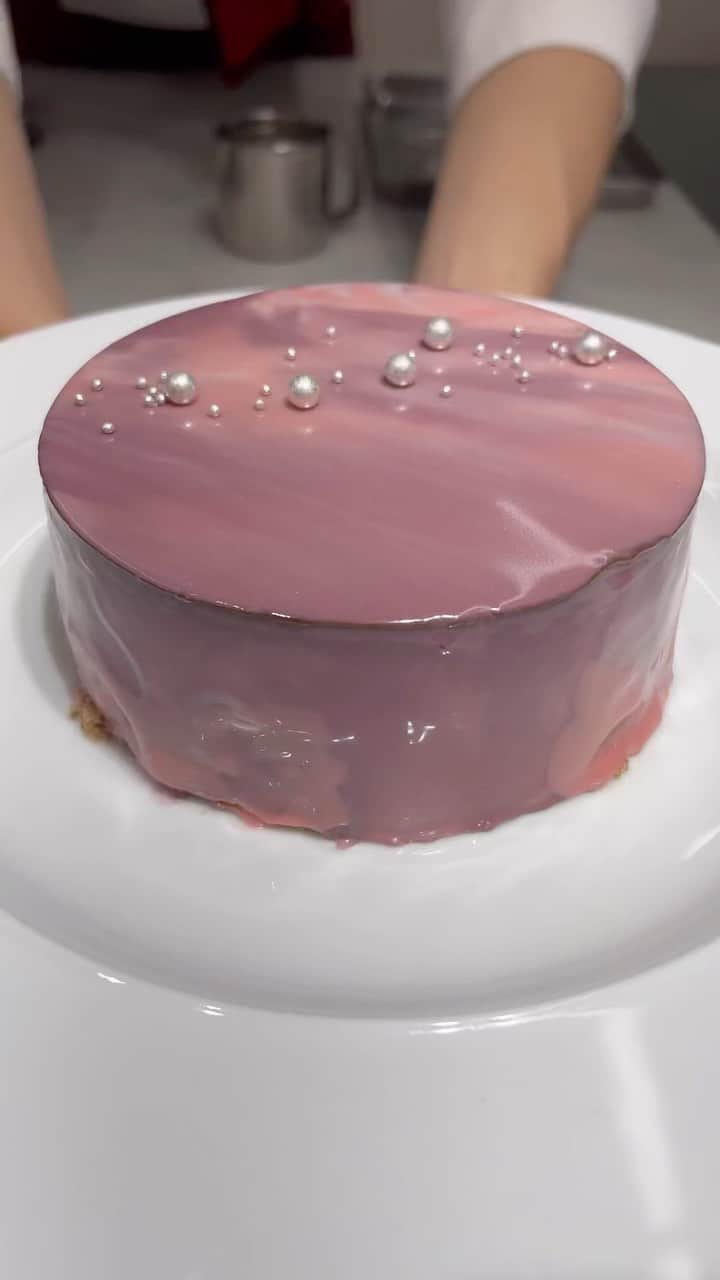 のインスタグラム：「💎ミラーケーキの作り方💎 【レシピ】 ■ジェノワーズ 全卵　　　　　　120g グラニュー糖　　60g 薄力粉　　　　　50g ココアパウダー　10g バター　　　　　20g  ①全卵とグラニュー糖を合わせ、湯煎で人肌まで温め、白っぽくなるまで泡立てる ②薄力粉とココアパウダーをよく混ぜて一緒にふるい、①に入れてさっくり混ぜる ③溶かしたバターを加え、型に流し180℃のオープンで25分焼成  ■チョコレートムース 牛乳　　　　　　67.5g 転化糖　　　　　7.5g 板ゼラチン　　　3g チョコレート　　95g 生クリーム35%  60g  ①手鍋に牛乳と転化糖を入れ沸かす ②氷水でふやかしたゼラチンを入れる ③チョコレートに②を濾しながら入れ乳化させる ④③に泡立てた生クリームを合わせる  ■グラサージュ 板ゼラチン　　　14g コンデンスミルク120g グラニュー糖　　60g 水　　　　　　　100g ホワイトチョコ　220g  ①氷水にゼラチンを入れふやかす ②手鍋にコンデンスミルク、水、グラニュー糖を入れ沸騰させ、①を入れる ③チョコレートに②を濾しながら乳化させる」