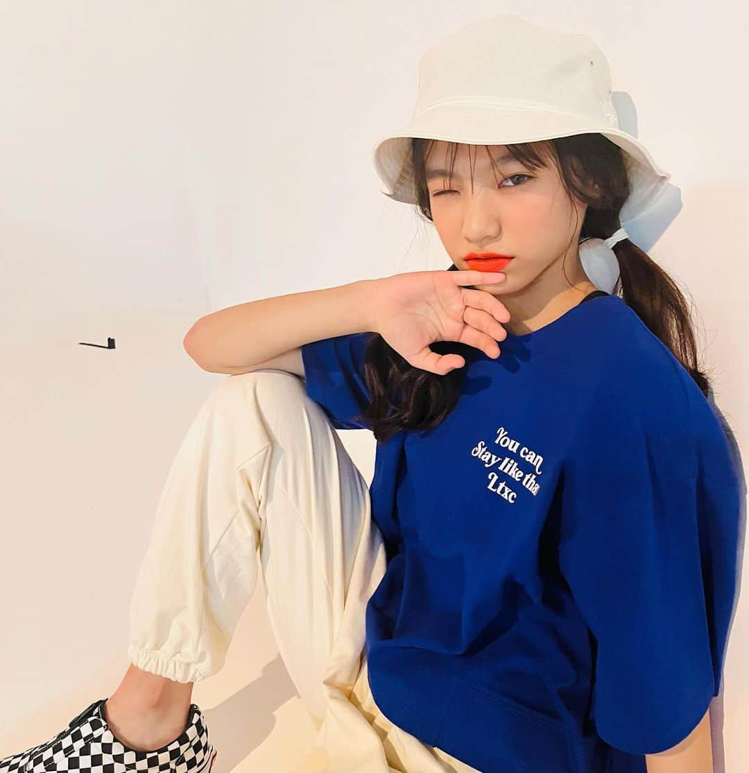 ニコ☆プチのインスタグラム：「💙🐬💠🫐🐳💎  パキッとしたブルーは白と合わせて さわやかに夏っぽく☀️🎶  #具志川莉央」