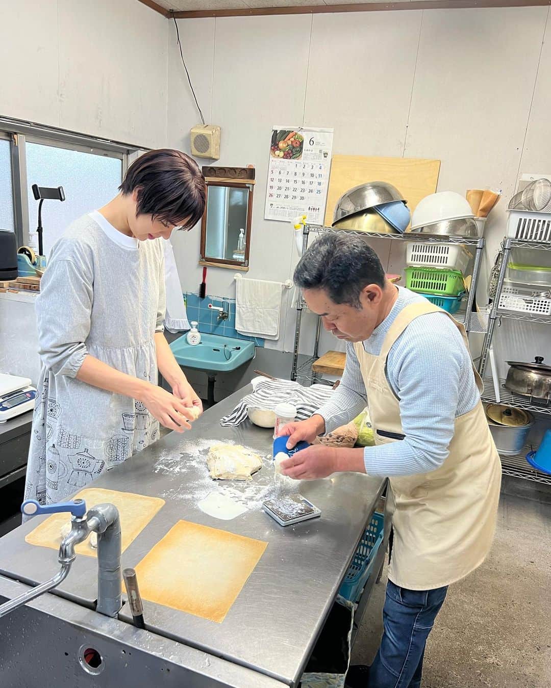 のインスタグラム：「・ この日は楽しい1日だったなぁ🤭 ・ まずはパンを焼かせてもらったんだ🍞 KIBORIYAの猪俣さんと一緒にLoop USのさつきさんにパン作りを教えてもらいながら作ったよ😆✨ ・ 手作りっていいよねぇ🤭🍞 焼きたてっていいよねぇ🤭🍞 パン作りっていいね😆🙌 ・ ・ #鹿児島 #湧水町 #パン作り  @kiboriya  @homemade_loop_us」