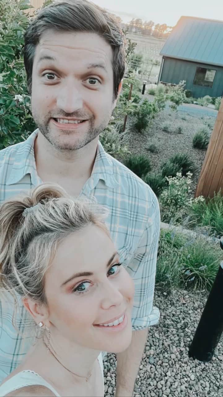タラ・リピンスキーのインスタグラム：「This birthday was one of “you and me” @toddkap   We will remember it for so many reasons. I’ve always loved my birthday for “fresh starts” and this milestone birthday feels that way in more ways than one. As you wrote in my favorite birthday card yet, that “doing life together is what makes it special.”   Going through life with you makes me realize that not only will good times be sunnier with you by my side but the bond we will create during the difficult times, when life throws some stuff at us, it will make me love even more. I’m so lucky to have you by my side trying to make me smile, making special moments for me, and lifting me up when I need you most. Big wishes were made this birthday…I’m ready for this fresh start. 🎂   #birthday #napatrip #youandme」