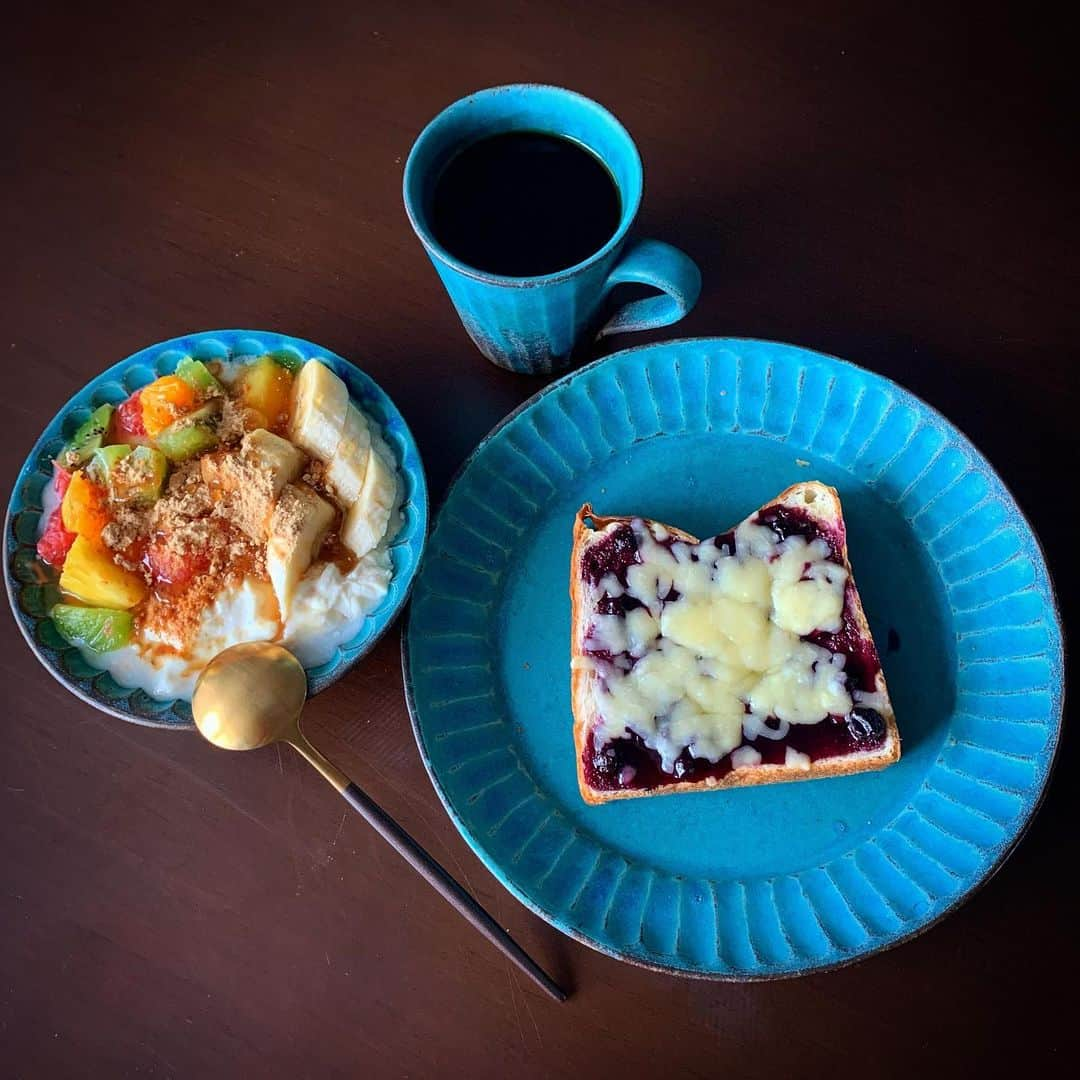 杉谷拳士さんのインスタグラム写真 - (杉谷拳士Instagram)「. ☀️breakfast☀️ 最近ハマっている乃木坂な妻たちの食パンを使ったブルーベリーパン🍞🫐 果物モリモリ豆乳ヨーグルト🥣  こだわりは『益子焼』‼︎ 母の趣味が器集めで送ってもらいました😊 お気に入りです😁  #breakfast  #益子焼 #ターコイズブルー #ブルーベリー #乃木坂な妻たち #パン #豆乳ヨーグルト #ブラックは飲めません #投稿後ソイラテに大変身」6月16日 9時21分 - kenshi.02