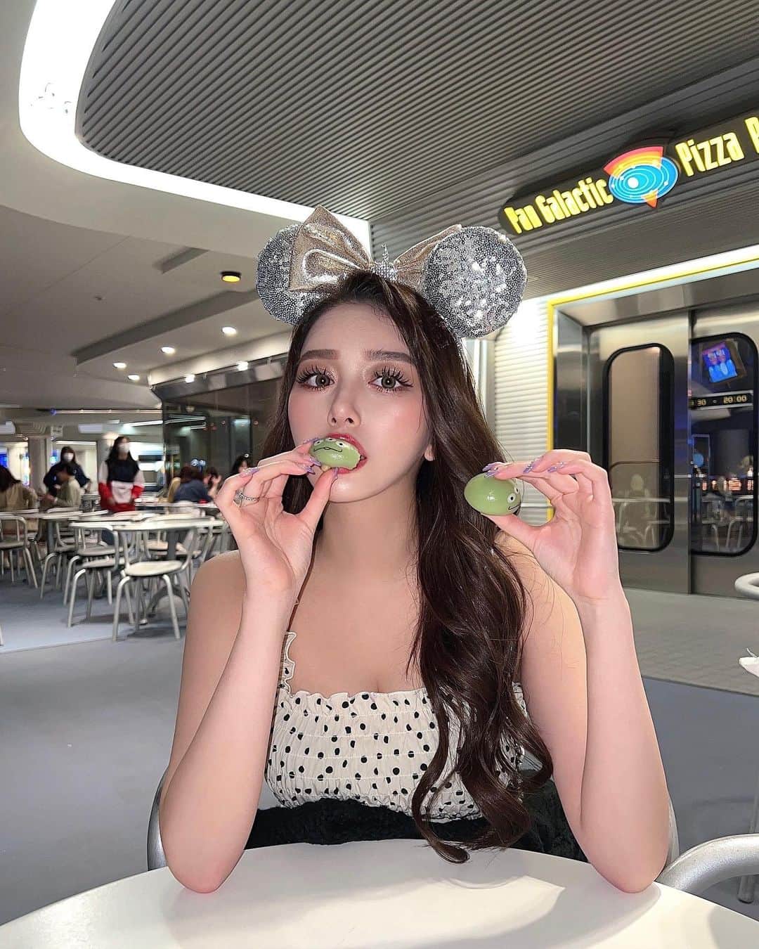 大浦央菜さんのインスタグラム写真 - (大浦央菜Instagram)「おはよ💚💚 ⁡ ⁡ お決まりのグリーンマンパクしてきた🙃🙃 ⁡ ⁡  ______________________ ⁡ #ootd #selfie #disney #disneyland  #自撮り　 #ディズニー　#ディズニーランド」6月16日 9時32分 - ___910910___