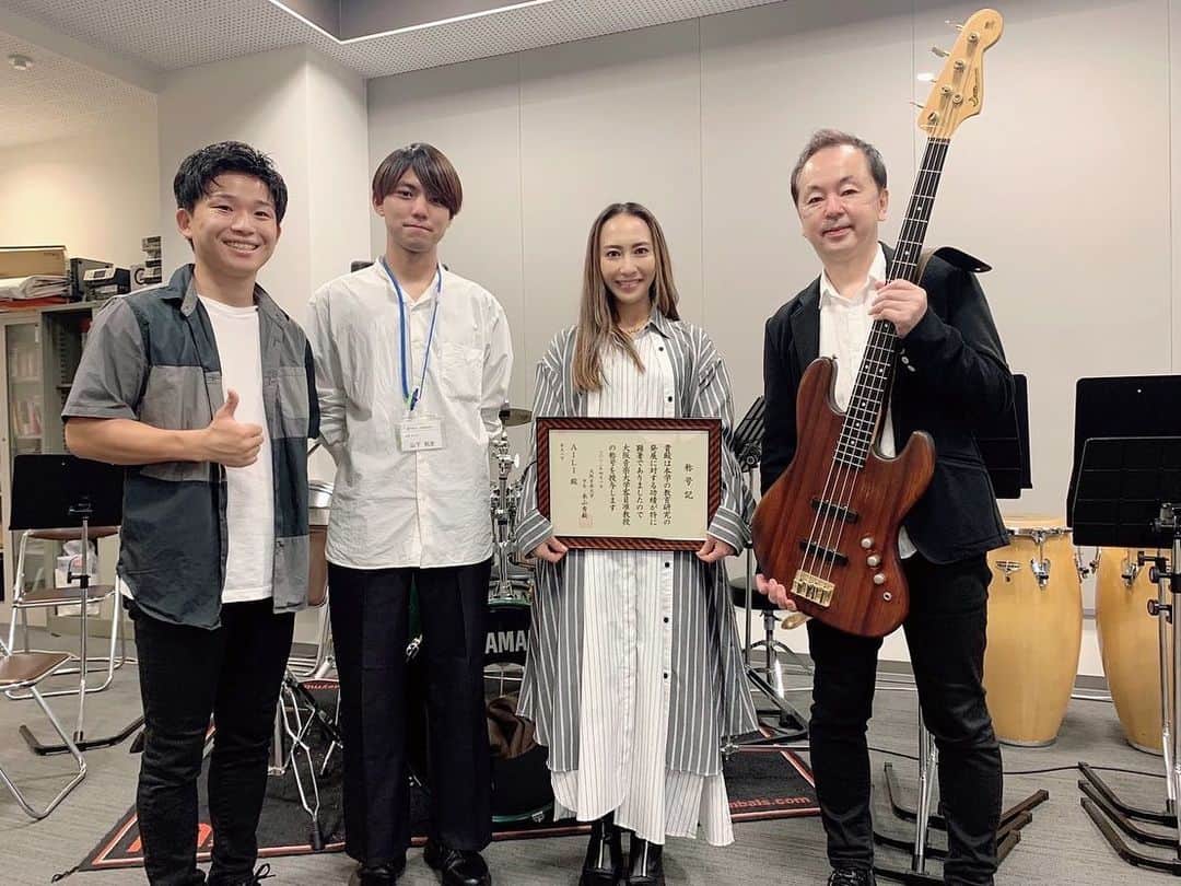 AILIのインスタグラム：「2018年から特別講師を務めさせていただいていた大阪音楽大学にて、本年度から客員准教授の称号をいただきました。  一人の音楽家として身に余る光栄です。  自分の音楽人生で培ってきたことを膨らませて、講義を充実できるようこれまで以上に精進いたします。また、音楽プロデューサーとしてもアンテナを張り巡らせてさらに邁進して行きたいと思います！  この4年間、講義を通じて私自身が学ばせていただくこと、再確認することがたくさんありました☺️生徒さん達はいつでも可能性に溢れていて、これからも内なる情熱を沢山発散してもらえたら嬉しいなぁと思います。  いつも温かく迎えてくださるポピュラーインストゥルメント / ヴォーカルパフォーマンス専攻の教授、准教授の先生方、助手の皆様には感謝でいっぱいです☺️ いつもありがとうございます！  #大阪音楽大学 #DTM #composer #songwriter #musician #bassist #guiterist #pianist #singer   学長、専攻コースの教授、助手の皆様と4年越しの記念撮影😆」