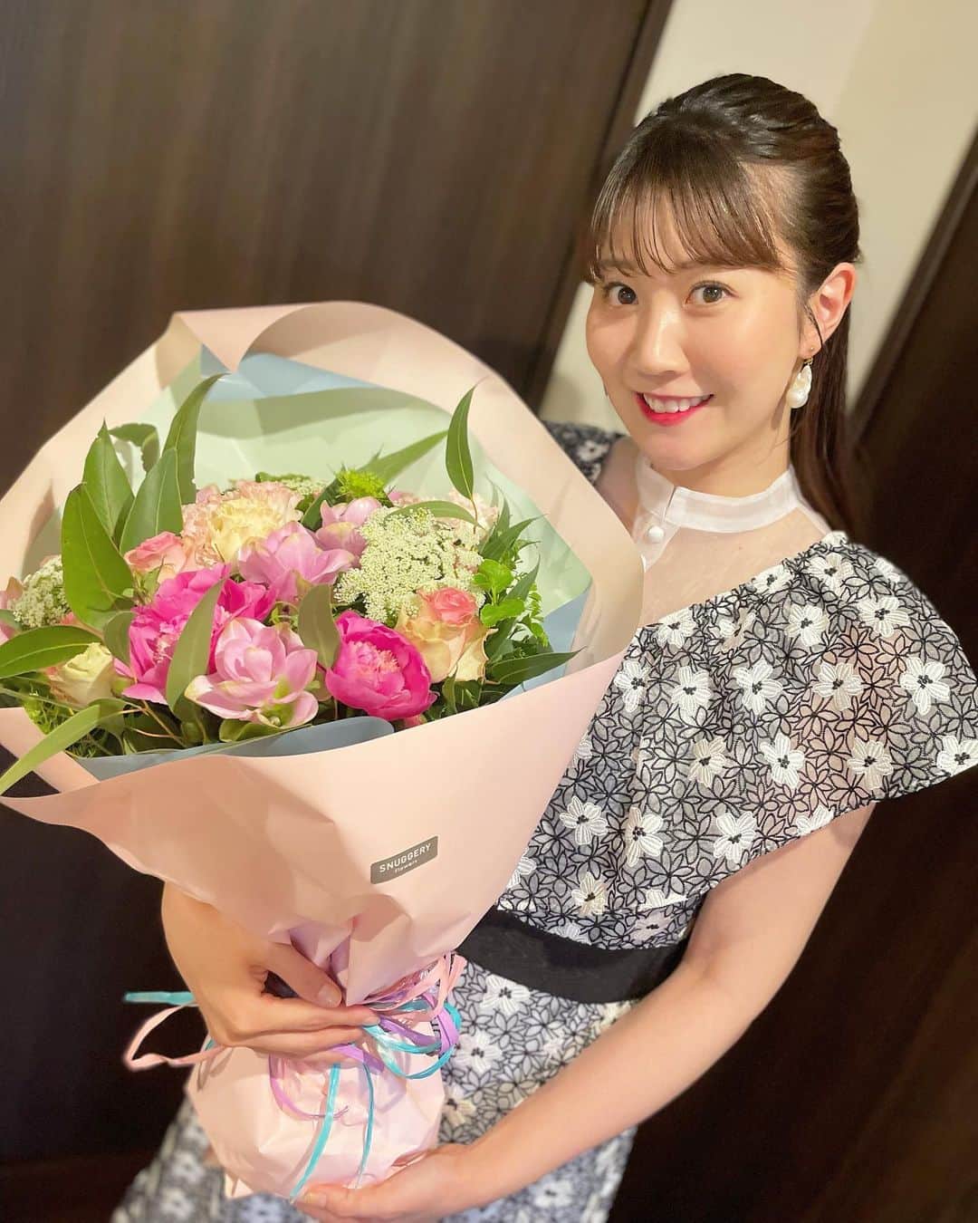 西木恵美里のインスタグラム：「きのうはお誕生日でした🎂  前のお休みにグランピングに連れてってもらい、翌日は富士サファリパークにも行ってきました🦒🐘🐫🦓🐆 そして当日のきのうは鉄板焼きへ🔥お家では大好きなキルフェボンの桃のタルト🍑食べました🤭  美味しいものたっくさん食べて、楽しいところにたっくさん行って、楽しいお誕生日を過ごさせてもらいました💐 いっぱいありがとう😊 @y.u.t.a.kmy   ついに30代！楽しみ〜🥺💕」