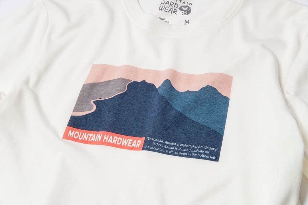 マウンテンハードウェア公式さんのインスタグラム写真 - (マウンテンハードウェア公式Instagram)「・ 毎シーズンご好評いただいている硫黄岳山荘とのコラボTを紹介！ ⁡ ハードウェアグラフィックT IO ⁡ 八ヶ岳連峰のほぼ中央に位置し、南北八ヶ岳縦走の起点にもなる人気の山小屋「硫黄岳山荘」さんとのコラボレーションTシャツです。硫黄岳山荘からの眺望をグラフィックに落とし込み、各カラーごとにグラフィックカラーも異なる素敵な一品に仕上がりました。吸湿速乾性が高いポリエステル素材ですが、柔らかく着心地のいいコットンタッチのものを起用しています。 ⁡ カラー: White, Shark, Hardwear Navy サイズ: XS – XL  ※XSサイズはWomen'sのMサイズ相当となっています。  @iodakehuts  ⁡ 詳しくはMountain Hardwear公式ウェブサイトから✅ ⁡  photo @dove_works  #MountainHardwear #Mountaineering #Hiking #Climbing #マウンテンハードウェア #登山 #ハイキング #トレッキング #デイハイク #テント泊 #アウトドア」6月16日 10時29分 - mountainhardwear.jp
