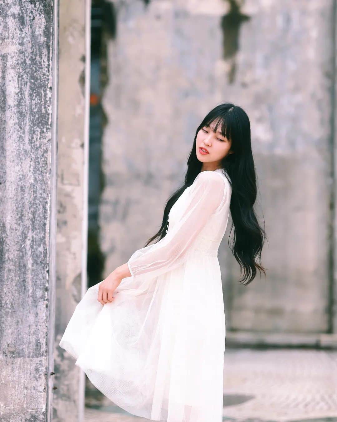 Photographer_善甫(선보)のインスタグラム：「누구라도 그러하듯이 길을 걸으면 생각이 난다  마주보며 속삭이던 지난날의 얼굴들이 꽃잎처럼 펼쳐져간다」