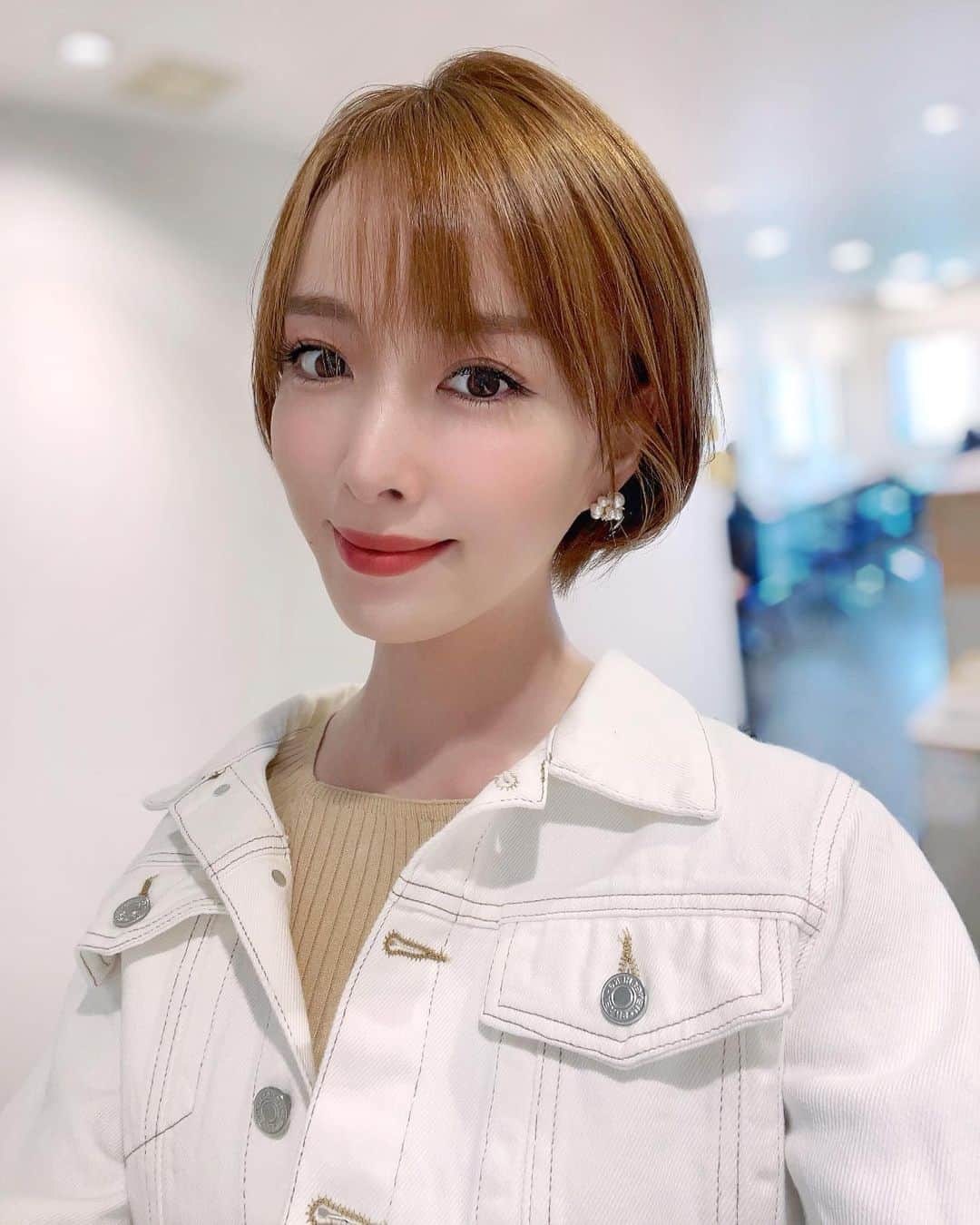 瀬戸早妃のインスタグラム：「朝いちで美容院💇‍♀️ 艶出しスプレーでつやつや髪💛  ブリーチなしで目いっぱいのブライトカラー 楽しんでいます✌🏻 このままショートをキレイにキープしたい♪♪  ピアスは @montresorsaki  最近これしかつけてない💛  #ショートカット #ショートヘア #ショートアレンジ #艶髪 #美容院 #hairsalon」