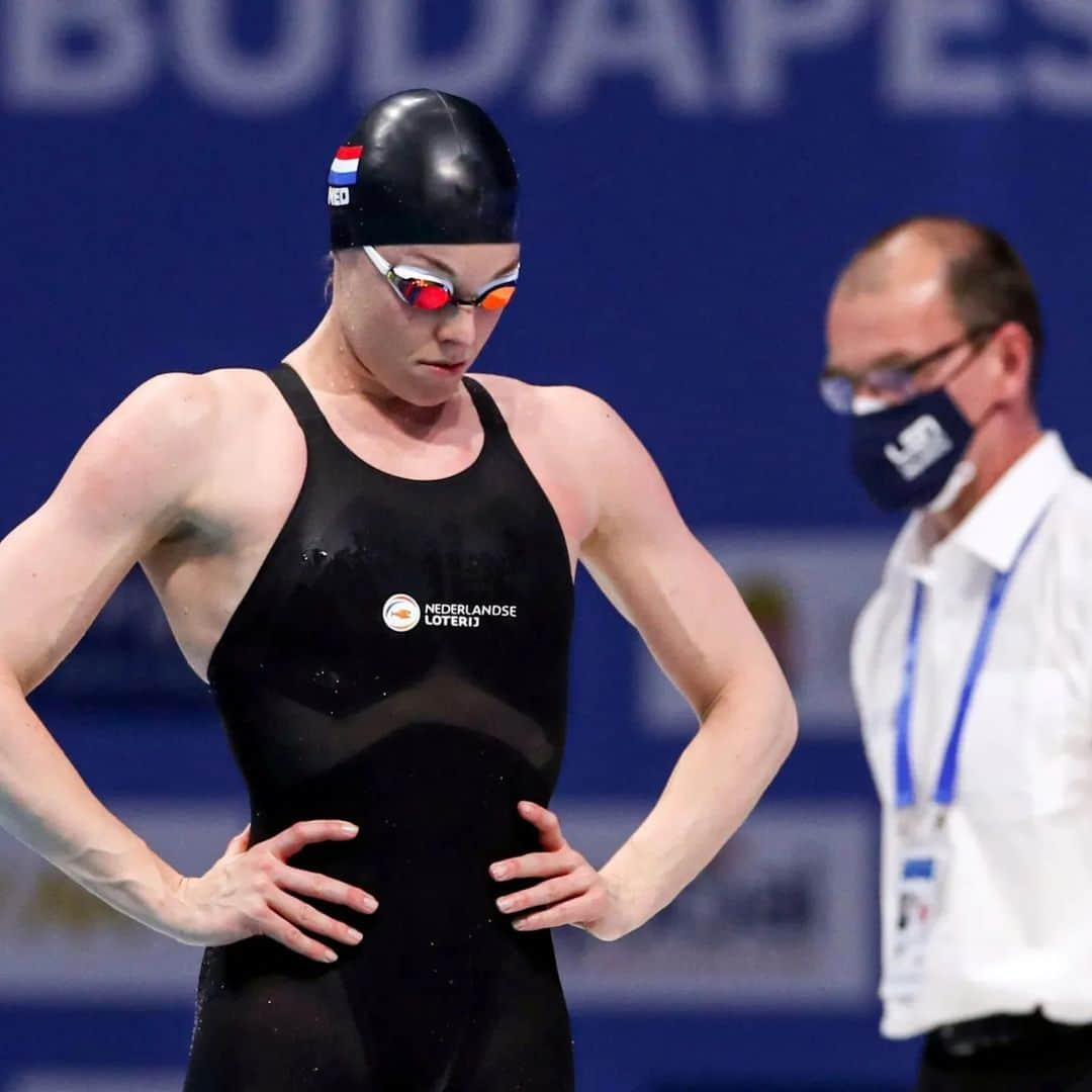 フェムケ・ヘームスケルクさんのインスタグラム写真 - (フェムケ・ヘームスケルクInstagram)「World Championships in Budapest WITH crowd in the stands 🤩❤️. It doesn't get much better than that! Made some special memories myself in that pool 🥇 and can't wait for my former teammates and international friends make theirs in the coming week. Will support you with whole my heart. Go enjoy yourself 💙  I will be in the @nossport studio for a few days during the week (18 - 25 June) 🤗🎤 . . #Budapest2022 #TeamNL #TB #Memories」6月16日 17時22分 - femheemskerk