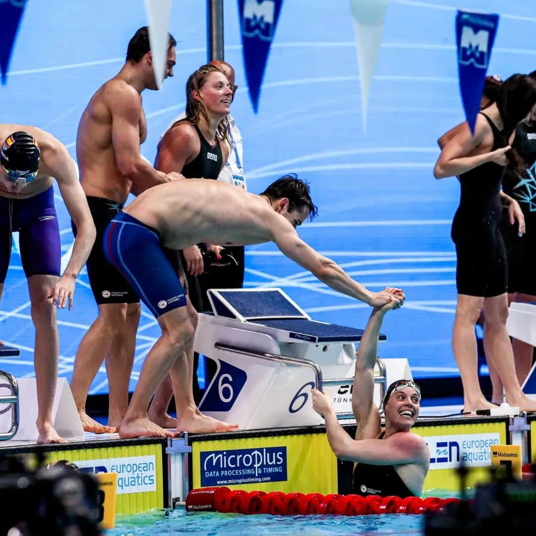 フェムケ・ヘームスケルクさんのインスタグラム写真 - (フェムケ・ヘームスケルクInstagram)「World Championships in Budapest WITH crowd in the stands 🤩❤️. It doesn't get much better than that! Made some special memories myself in that pool 🥇 and can't wait for my former teammates and international friends make theirs in the coming week. Will support you with whole my heart. Go enjoy yourself 💙  I will be in the @nossport studio for a few days during the week (18 - 25 June) 🤗🎤 . . #Budapest2022 #TeamNL #TB #Memories」6月16日 17時22分 - femheemskerk