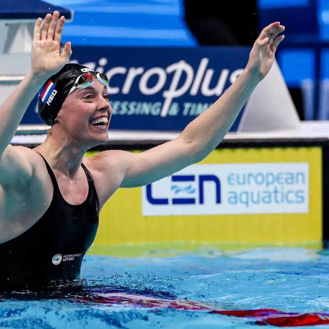 フェムケ・ヘームスケルクさんのインスタグラム写真 - (フェムケ・ヘームスケルクInstagram)「World Championships in Budapest WITH crowd in the stands 🤩❤️. It doesn't get much better than that! Made some special memories myself in that pool 🥇 and can't wait for my former teammates and international friends make theirs in the coming week. Will support you with whole my heart. Go enjoy yourself 💙  I will be in the @nossport studio for a few days during the week (18 - 25 June) 🤗🎤 . . #Budapest2022 #TeamNL #TB #Memories」6月16日 17時22分 - femheemskerk