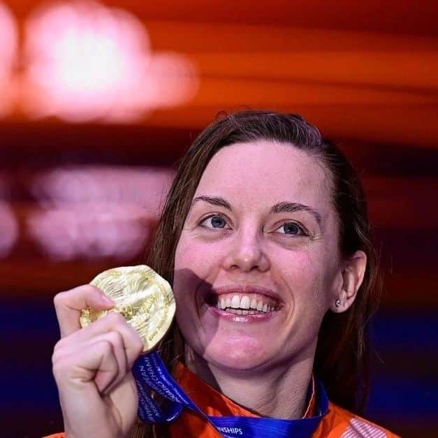 フェムケ・ヘームスケルクのインスタグラム：「World Championships in Budapest WITH crowd in the stands 🤩❤️. It doesn't get much better than that! Made some special memories myself in that pool 🥇 and can't wait for my former teammates and international friends make theirs in the coming week. Will support you with whole my heart. Go enjoy yourself 💙  I will be in the @nossport studio for a few days during the week (18 - 25 June) 🤗🎤 . . #Budapest2022 #TeamNL #TB #Memories」