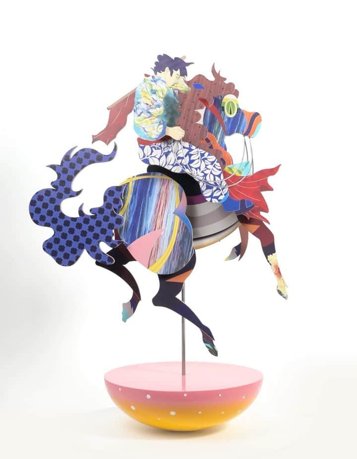 松山智一のインスタグラム：「I’m thrilled to announce my first collaboration with @ARR.AllRightsReserved, my first wooden sculpture, “Natural Shell Pride”, is now exclusively available at @DDTStore.   “Natural Shell Pride” Material: Wood & Mixed Media Dimensions: H620 x W440 x D250 mm Edition of 75 Signed and numbered Accompanied by a certificate of authenticity   Enter Draw NOW: DDTStore.com (link in bio)   Ends on 20 June 12am (EDT) / 12pm (HKT) Shipping begins from October, 2022   @tomokazumatsuyama @MEET_Project @ARR.AllRightsReserved @DDTStore #TomokazuMatsuyama #MEET_Project #AllRightsReserved #DDTStore #HKDrop  @arr.allrightsreserved より、6月16日(木)松山智一の特別なリミテッド・エディション立体作品が発表されます。本作は、松山の代表的な「Equestrian」(騎馬像)シリーズを立体的に表現しており、歴史的に重厚に描かれてきた騎馬像を松山の特徴的な色彩と、ゆらゆらと揺れる台座の仕掛けで軽やかに捉えなおしています。多くの世界的なアーティストとコラボレーションをしてきたARRと、松山による初のコラボレーションとなります。」
