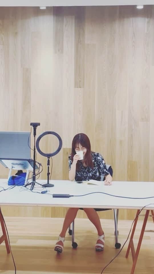瀧本美織のインスタグラム：「. FanclubにてLIVE MOVIE🌼 いつもこんな感じで楽しくやっております🤭  この動画のアーカイブは、来週月曜日まで見ることができます！  インスタプロフィールのURLからサイトに飛べるのでぜひ遊びに来てくださいね🎉   #fanclub」