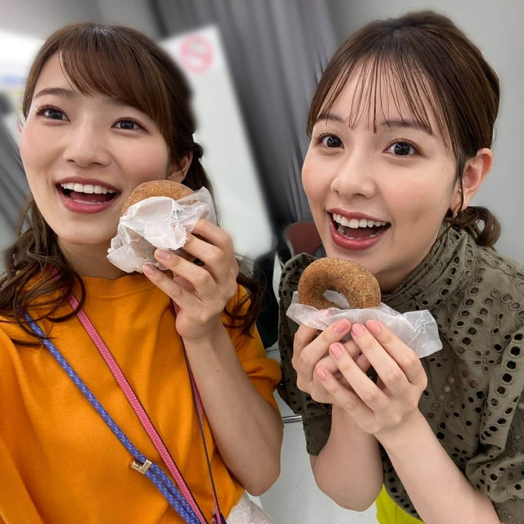 テレビ朝日アナウンサー公式さんのインスタグラム写真 - (テレビ朝日アナウンサー公式Instagram)「間もなく夏本番!!元気に過ごすため、安藤アナが毎日欠かさずすることは!? 「冷たいカフェラテとおやつを片手に同期の渡辺瑠海アナとお喋りする事です！本番前も、本番後もケラケラ笑い合えば緊張もほぐれて充電完了！元気満タンです。ちなみに冬場は暖かいカフェラテになります。」   #安藤萌々  #毎日  #欠かさず すること  #同期 の  #渡辺瑠海 アナ と  #おしゃべり  #充電  @momo_ando_ex」6月16日 12時00分 - tvasahi_announcers