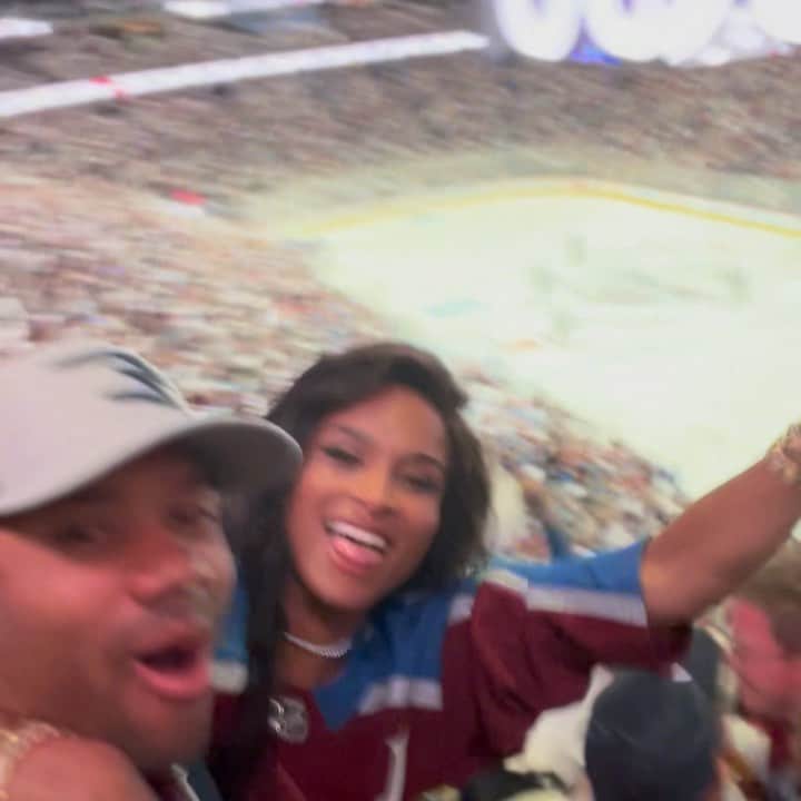 ラッセル・ウィルソンのインスタグラム：「AVS Win!!! #StanleyCupFinals」