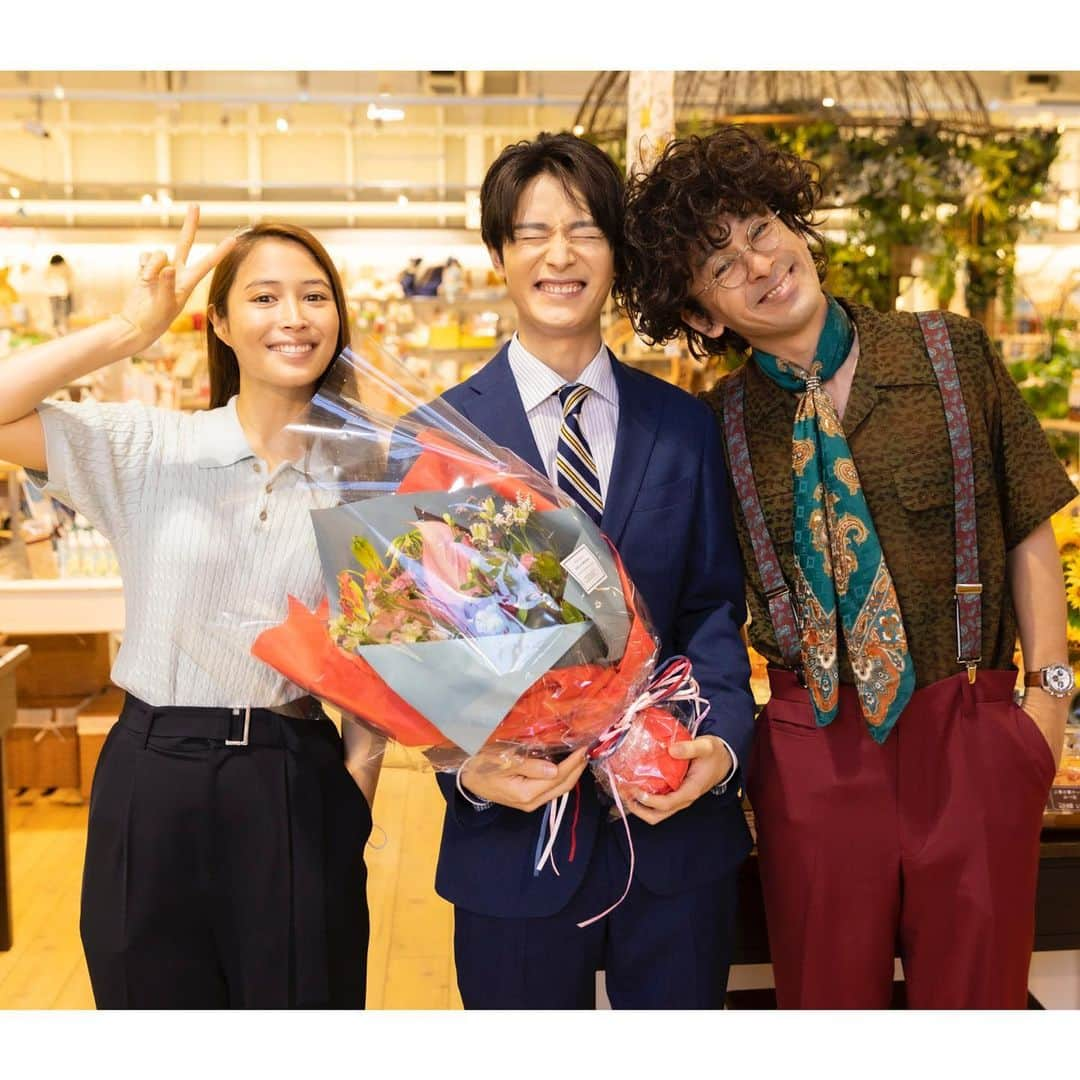 日本テレビ「探偵が早すぎる」さんのインスタグラム写真 - (日本テレビ「探偵が早すぎる」Instagram)「"大谷役" #塩野瑛久 さんのクランクアップ写真をお届け‼︎💐 ／ 一華(#広瀬アリス)に振られた大谷…💔 最終回は、大谷のその後…にも注目👀 ＼  本日よるは…📺 #突破ファイル に #滝藤賢一 さん #秘密のケンミンSHOW極 に #水野美紀 さん出演！ そちらも、お楽しみに✨  〜〜〜〜〜〜〜〜〜〜〜〜〜〜〜〜〜〜 #滝藤賢一 #広瀬アリス #萩原利久 #塩野瑛久 #木下彩音 #新條由芽 #堀未央奈 /  #宮崎美子 #水野美紀 #BEFIRST #BetrayalGame 〜〜〜〜〜〜〜〜〜〜〜〜〜〜〜〜〜〜」6月16日 12時59分 - hayasugi_tantei