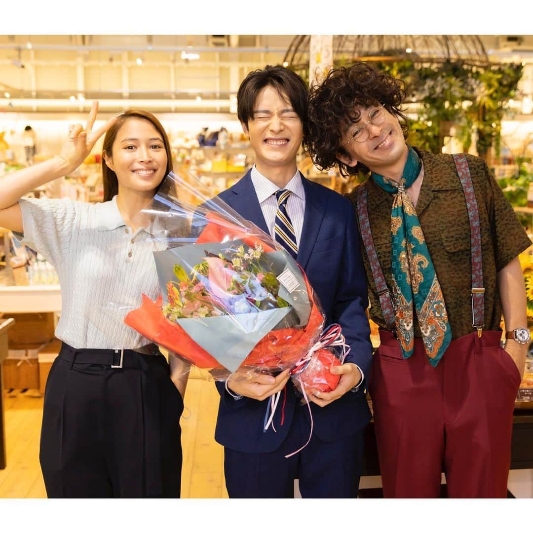 日本テレビ「探偵が早すぎる」のインスタグラム：「"大谷役" #塩野瑛久 さんのクランクアップ写真をお届け‼︎💐 ／ 一華(#広瀬アリス)に振られた大谷…💔 最終回は、大谷のその後…にも注目👀 ＼  本日よるは…📺 #突破ファイル に #滝藤賢一 さん #秘密のケンミンSHOW極 に #水野美紀 さん出演！ そちらも、お楽しみに✨  〜〜〜〜〜〜〜〜〜〜〜〜〜〜〜〜〜〜 #滝藤賢一 #広瀬アリス #萩原利久 #塩野瑛久 #木下彩音 #新條由芽 #堀未央奈 /  #宮崎美子 #水野美紀 #BEFIRST #BetrayalGame 〜〜〜〜〜〜〜〜〜〜〜〜〜〜〜〜〜〜」