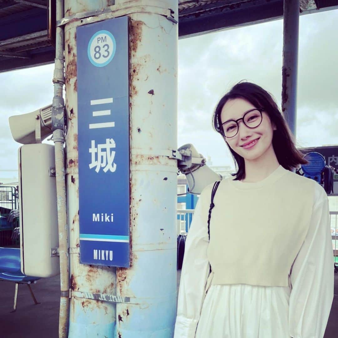 波瑠のインスタグラム：「パリミキの新CMが明日から放送されます。 ウェブでは先行公開されています。 雨の日が多くて困っています。 新しい日傘を使う機会がこなくて、 夏を待つ今日この頃です。」