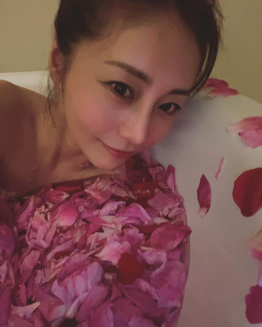 熊切あさ美さんのインスタグラム写真 - (熊切あさ美Instagram)「お誕生日に頂いたお花が少し花びら落ちてしまい お風呂に花びらを入れて入ったよ☺️ 幸せな気持ちになりました✨ 今日も0時からじっくり聞いタロウ見てね📺 じっくりでしか聞けない話たくさん🤫 #じっくり聞いタロウ　#テレビ東京　#熊切あさ美」6月16日 13時12分 - asami_kumakiri