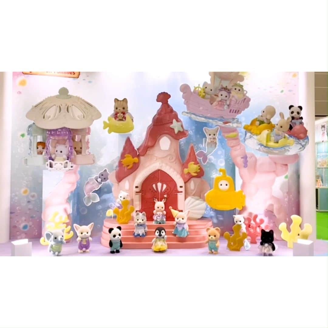 のインスタグラム：「やあみんな！ミスターエポック #ヒロッセ だ！  今日は「#東京おもちゃショー2022」のエポック社ブースに遊びに来たぞ！  おもちゃ大賞2022の受賞商品やシルバニアファミリーの大きなお人形のフォトスポット、SNSの紹介コーナーなど見どころ満載のブースだったぞ！  会場の様子は後日YouTubeでもアップするから、ぜひチェックしてくれ！  エポックメイキーング！！  #ヒロッセ #エポック社 #エポックメイキング  #東京おもちゃショー2022 #おもちゃショー #シルバニアファミリー #シルバニア #sylvanianfamilies #calicocritters #sylvanian #ドールハウス #dollhouse #ミニチュア #miniature  #アクアビーズ #aquabeads #ビーズ #beads」